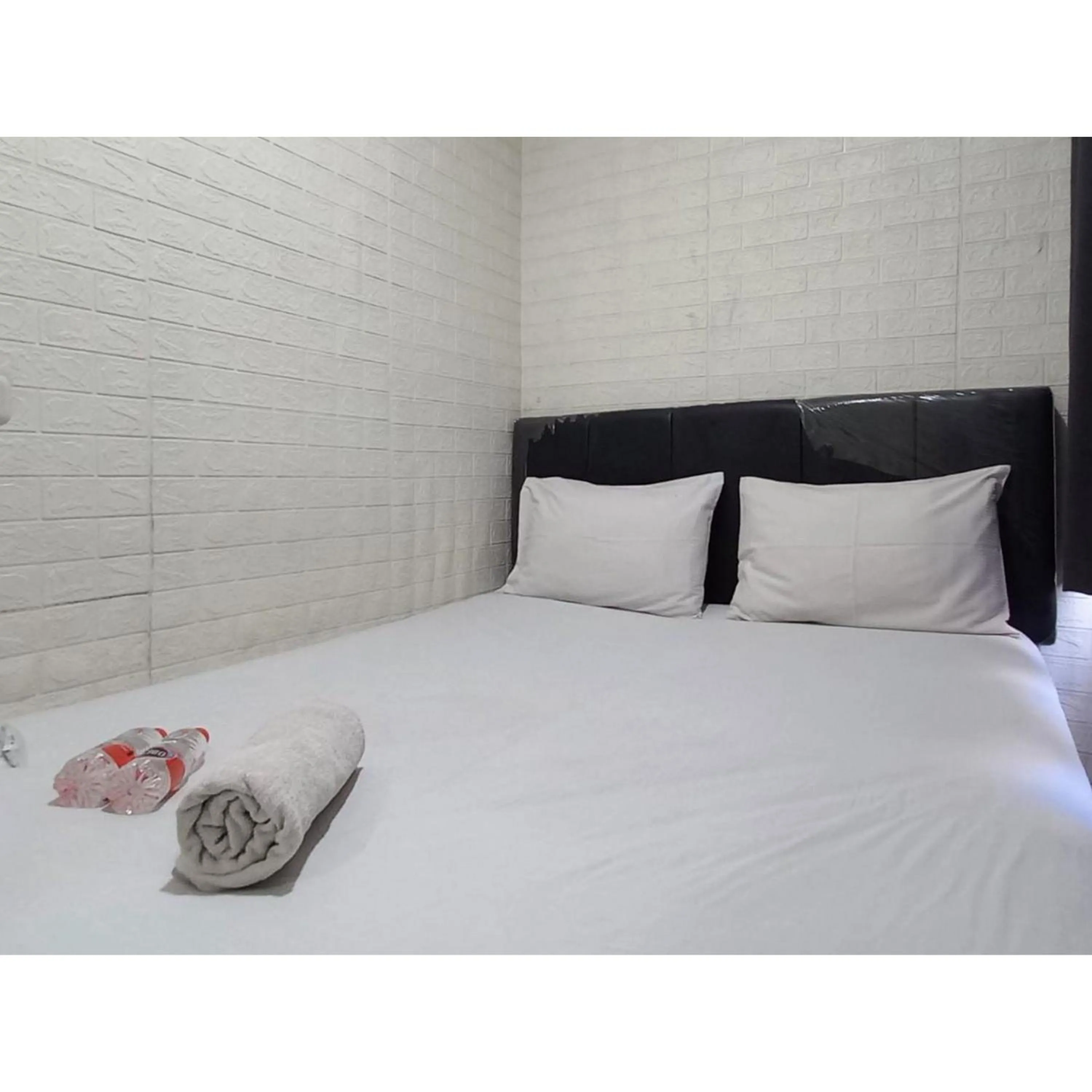 Bedroom, Bed in RedDoorz at Luxury Homestay near Aloha Waru Surabaya
