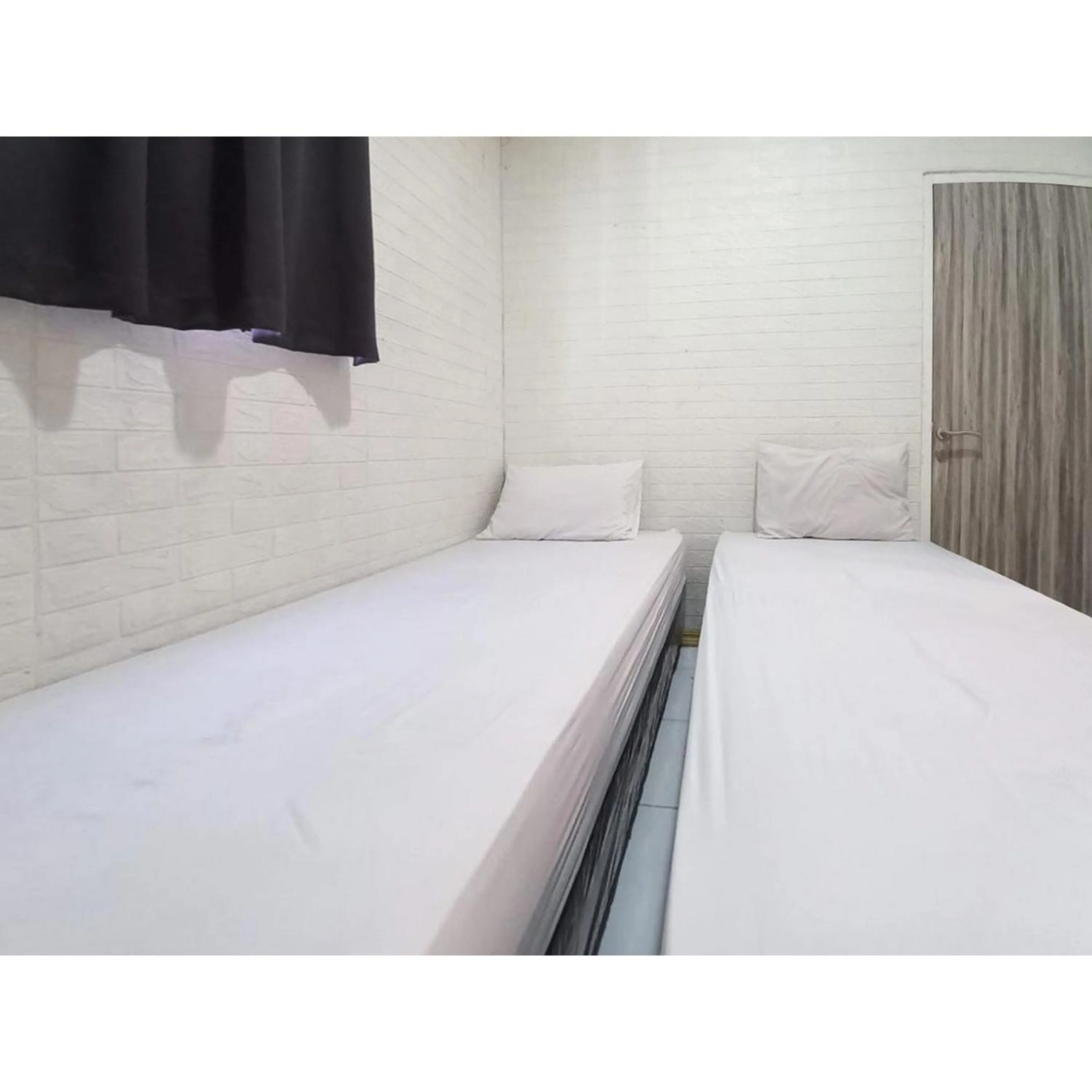 Bedroom, Bed in RedDoorz at Luxury Homestay near Aloha Waru Surabaya
