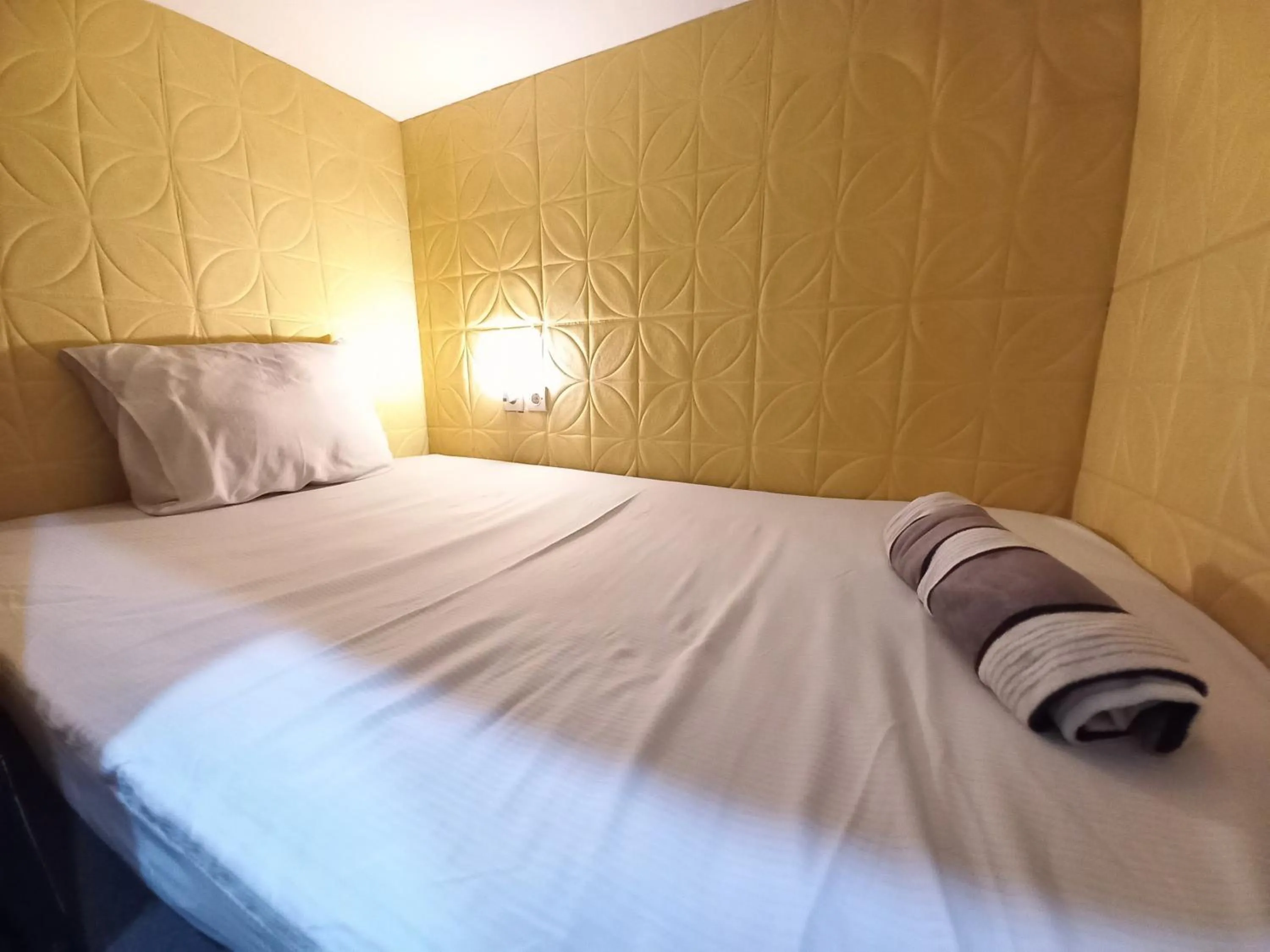Bedroom, Bed in RedDoorz at Luxury Homestay near Aloha Waru Surabaya