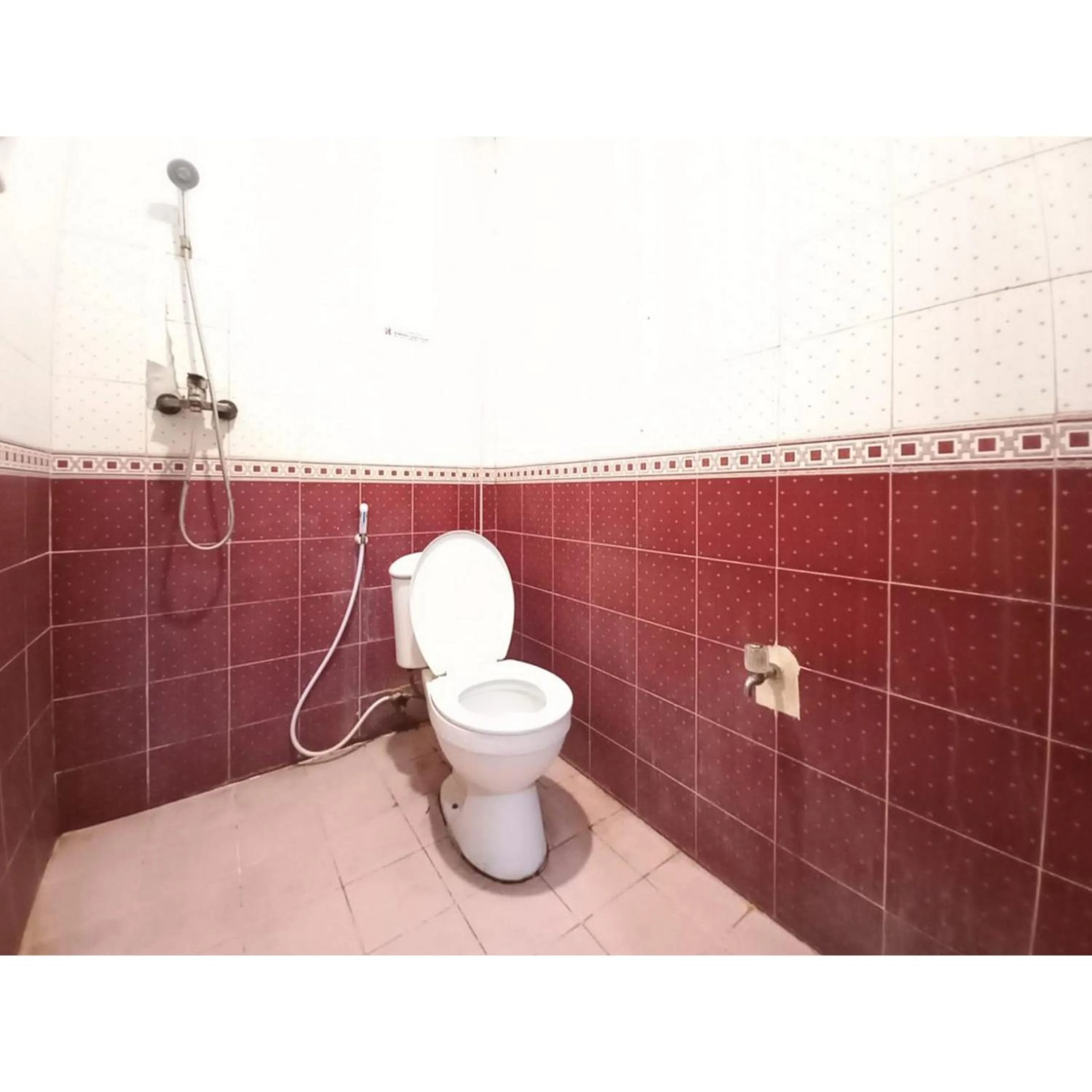 Bathroom in RedDoorz at Luxury Homestay near Aloha Waru Surabaya