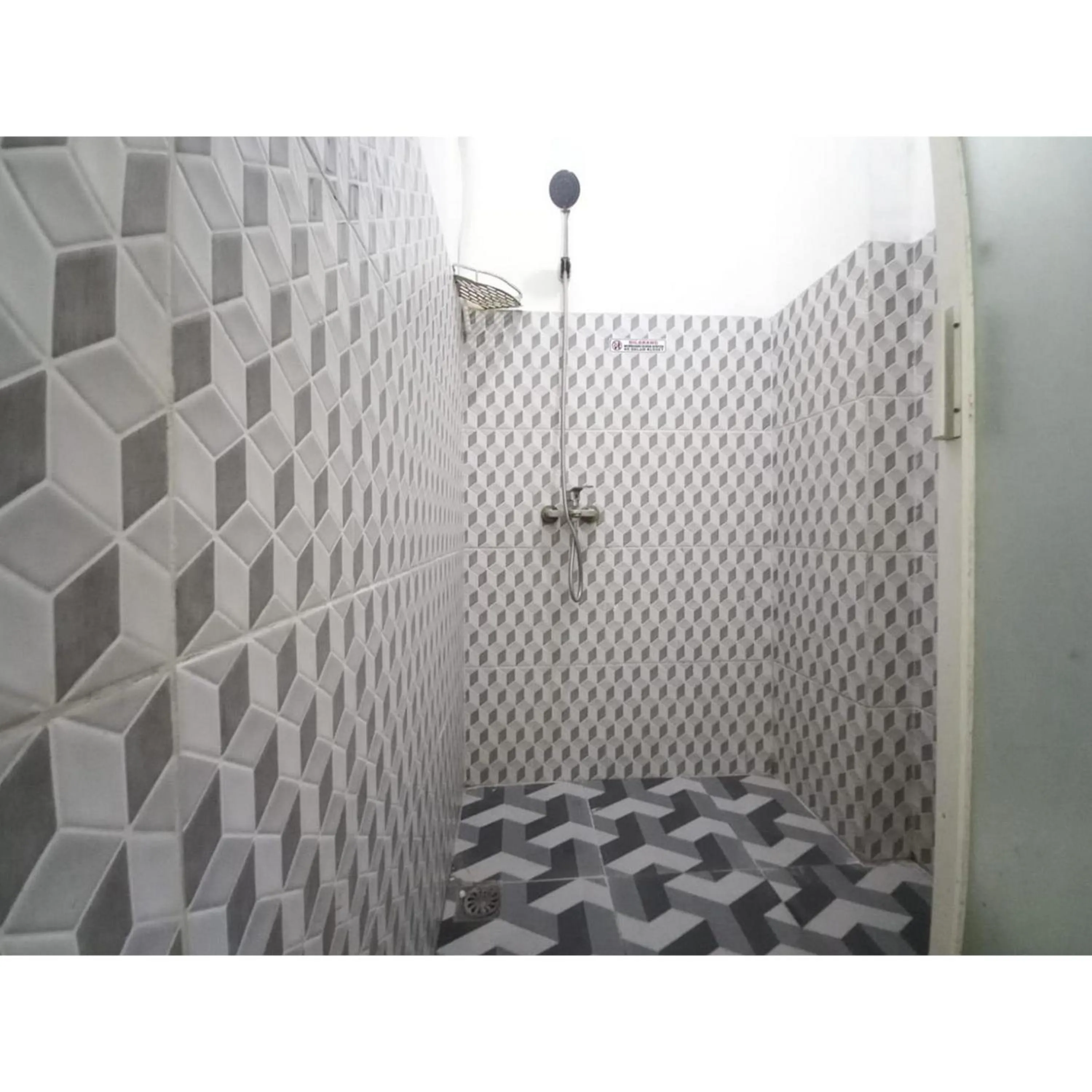 Bathroom in RedDoorz at Luxury Homestay near Aloha Waru Surabaya