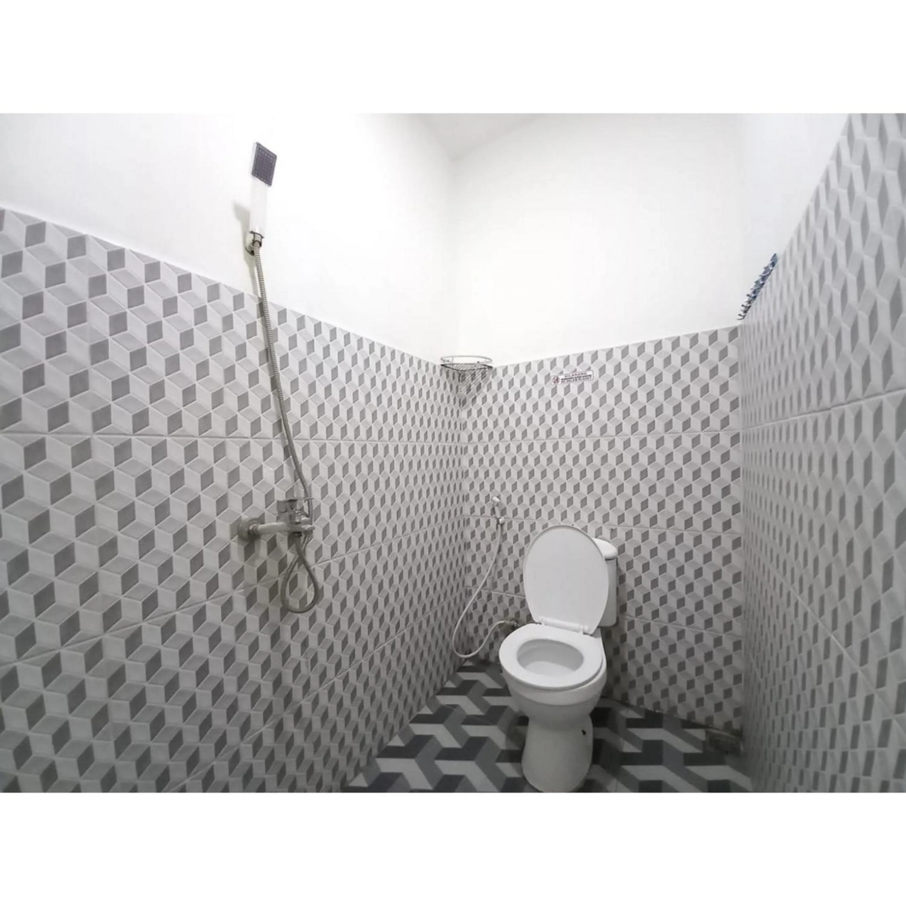 Bathroom in RedDoorz at Luxury Homestay near Aloha Waru Surabaya