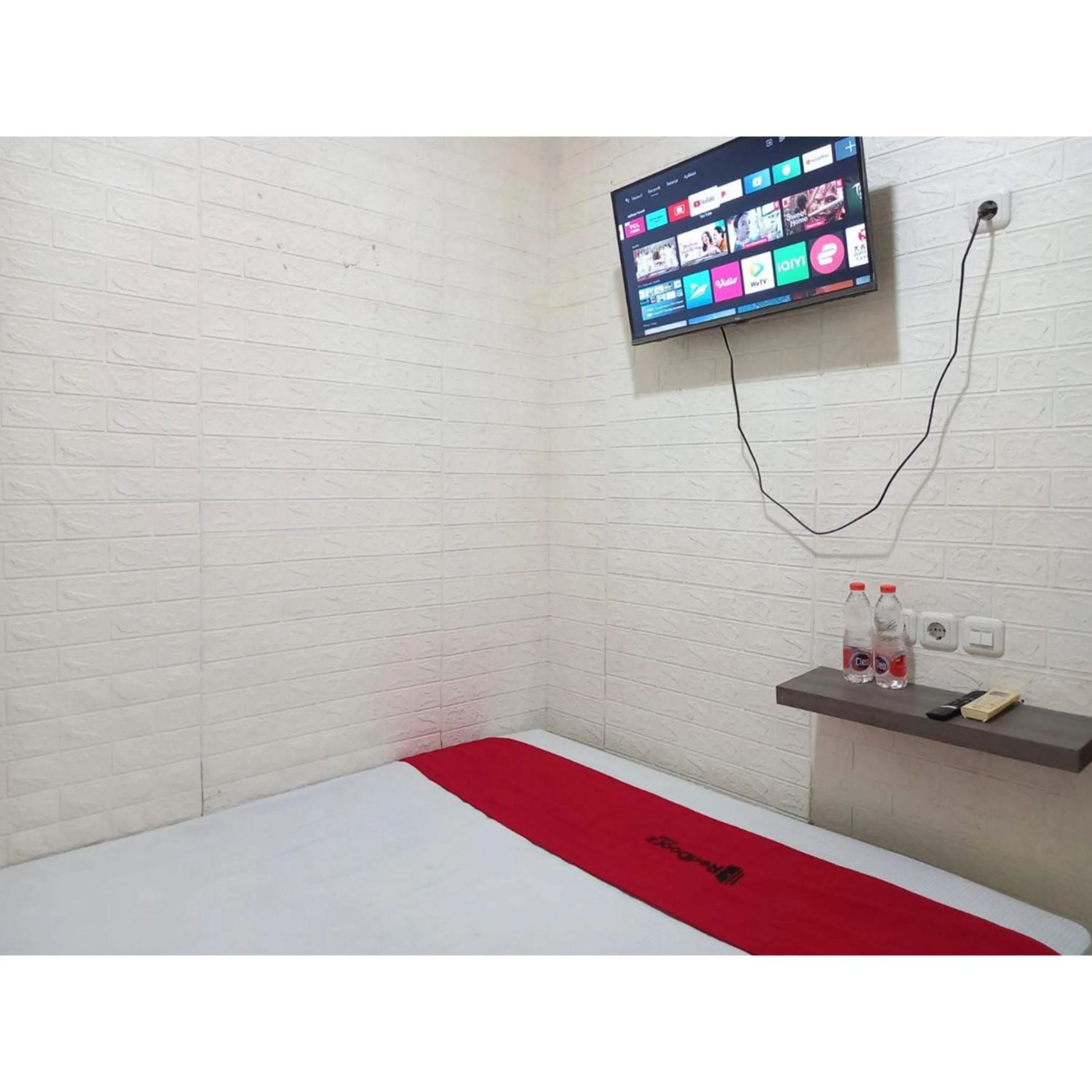 Bedroom in RedDoorz at Luxury Homestay near Aloha Waru Surabaya