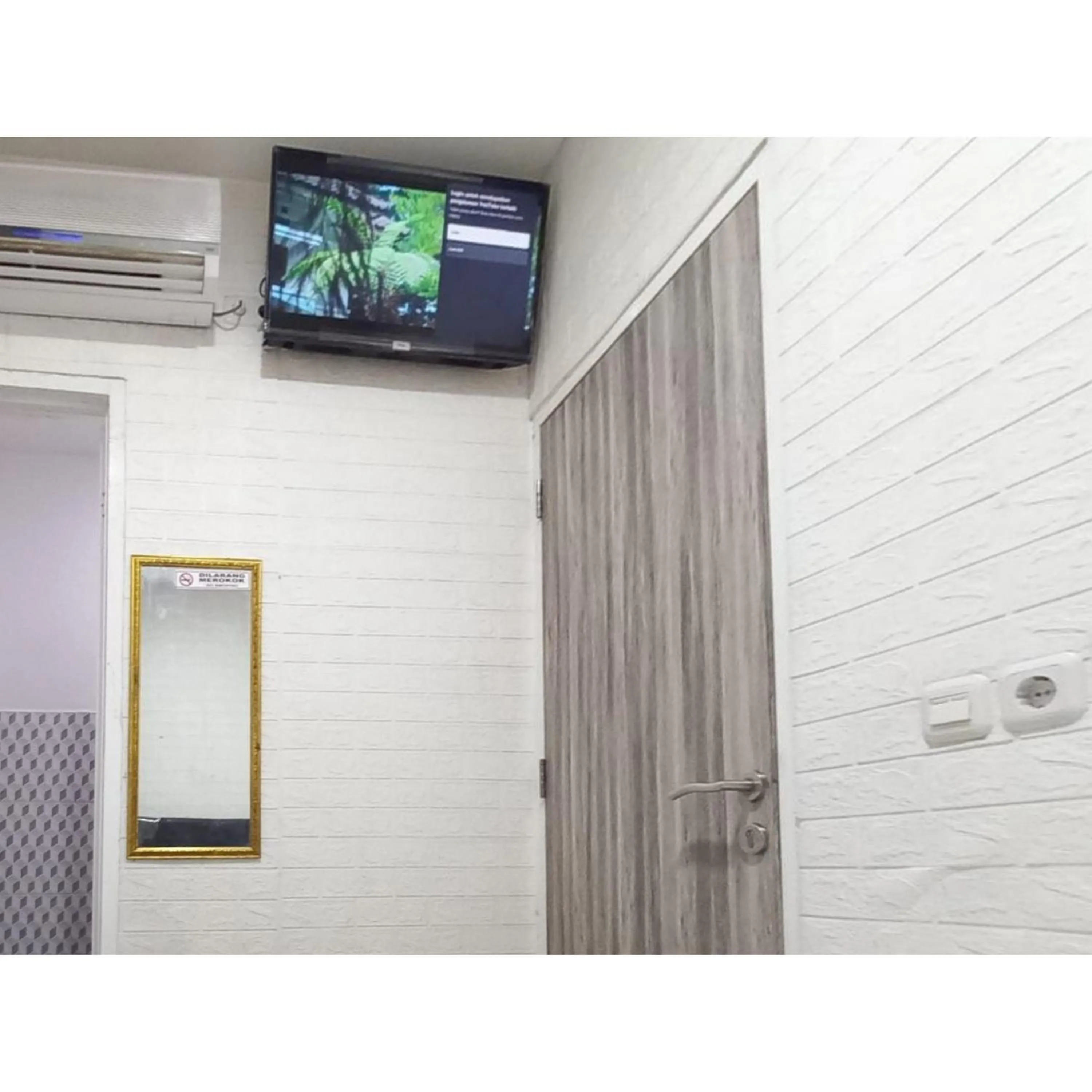 Property building in RedDoorz at Luxury Homestay near Aloha Waru Surabaya