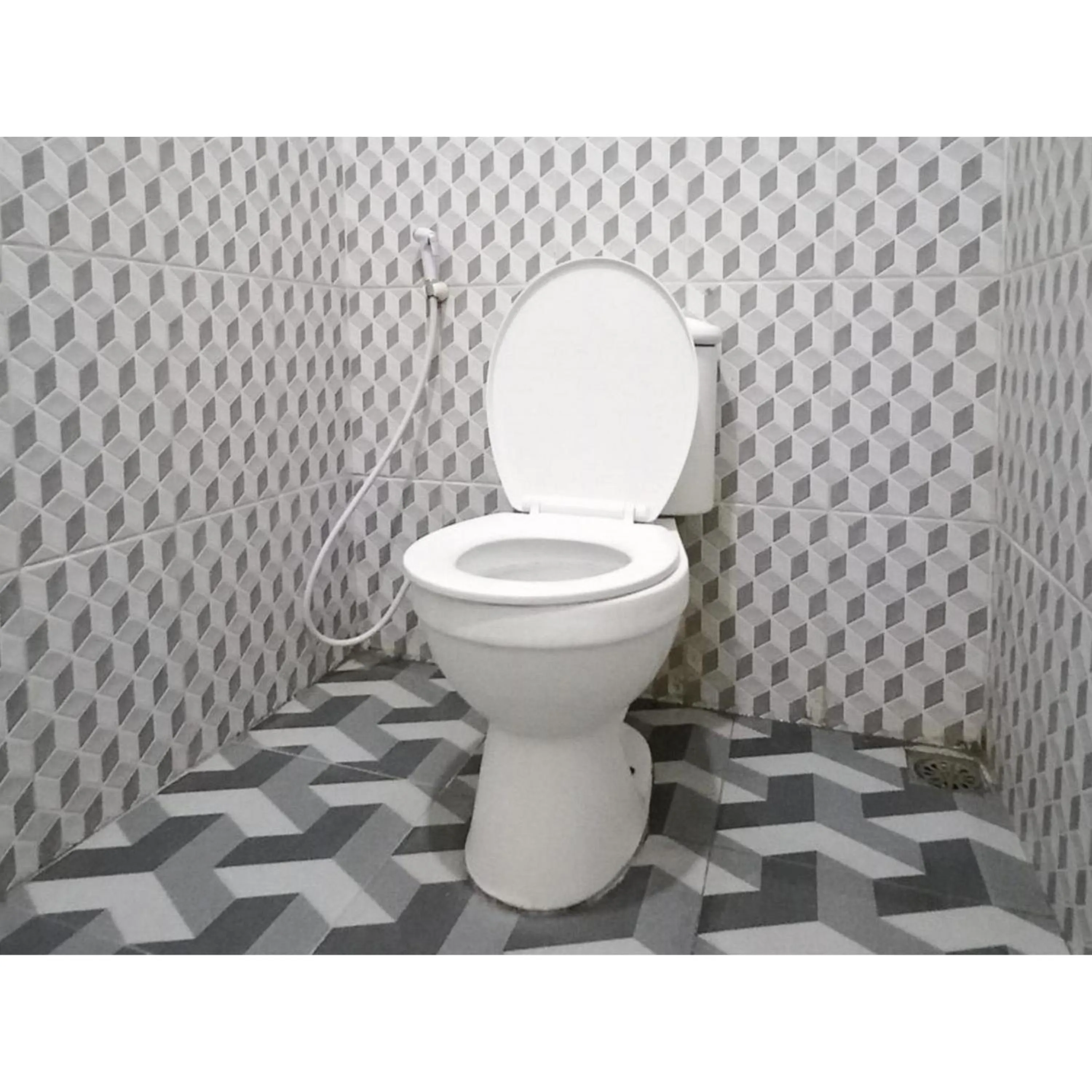 Bathroom in RedDoorz at Luxury Homestay near Aloha Waru Surabaya