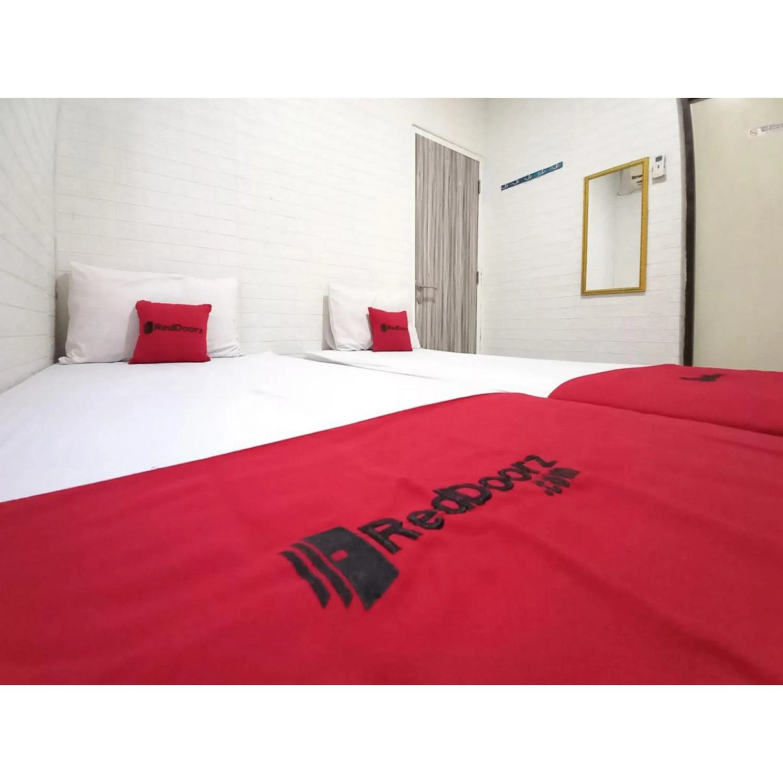 Bedroom, Bed in RedDoorz at Luxury Homestay near Aloha Waru Surabaya