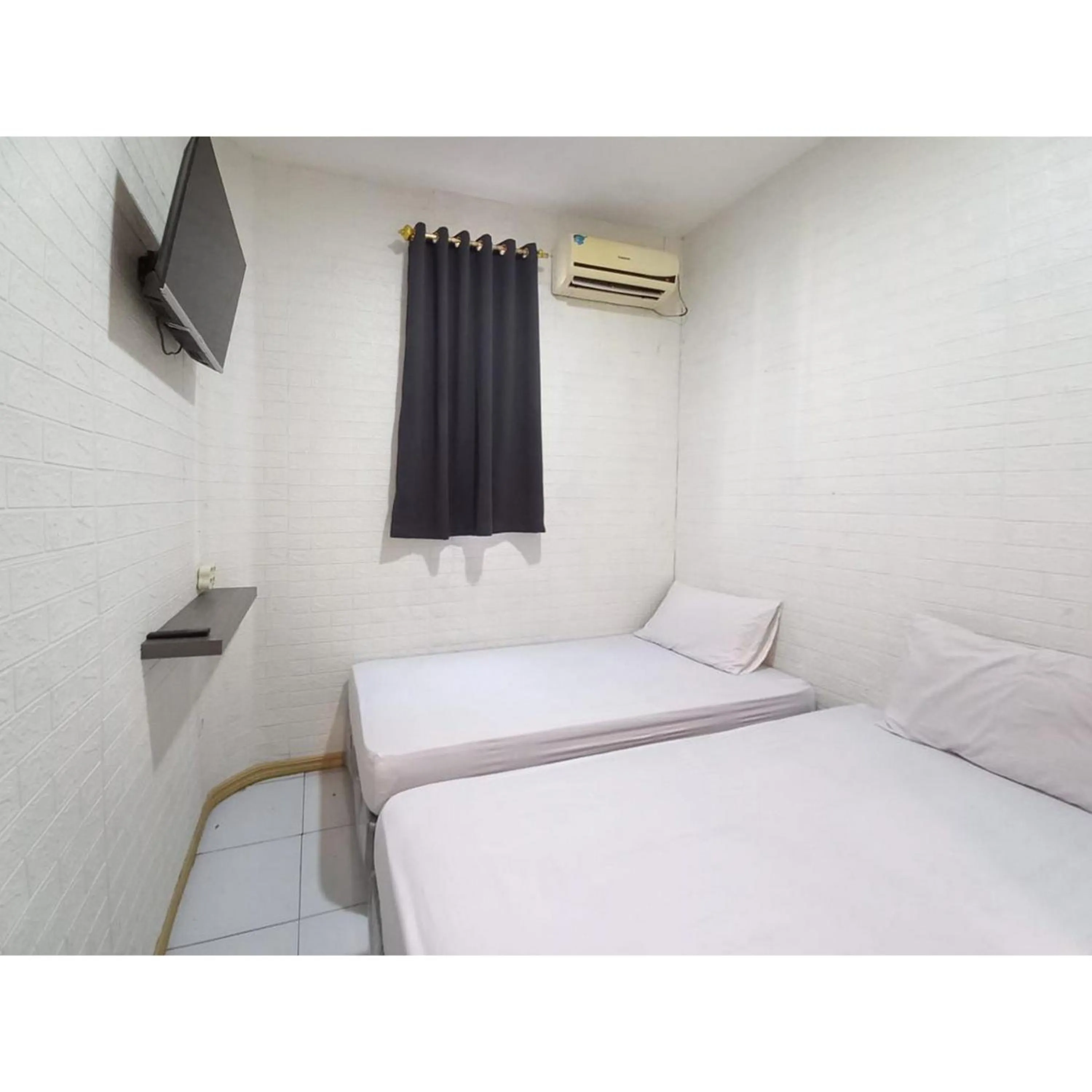 Bedroom, Bed in RedDoorz at Luxury Homestay near Aloha Waru Surabaya
