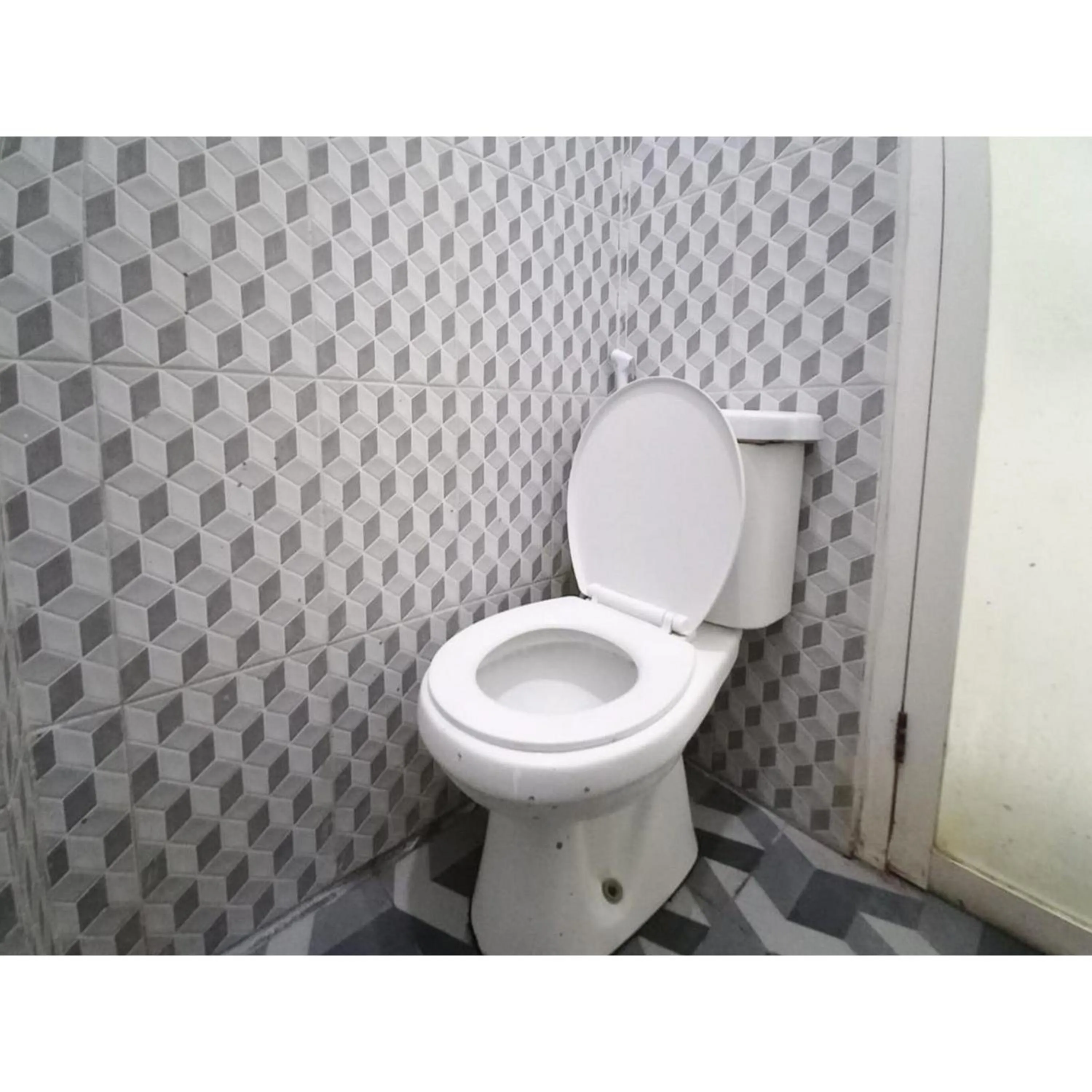Bathroom in RedDoorz at Luxury Homestay near Aloha Waru Surabaya