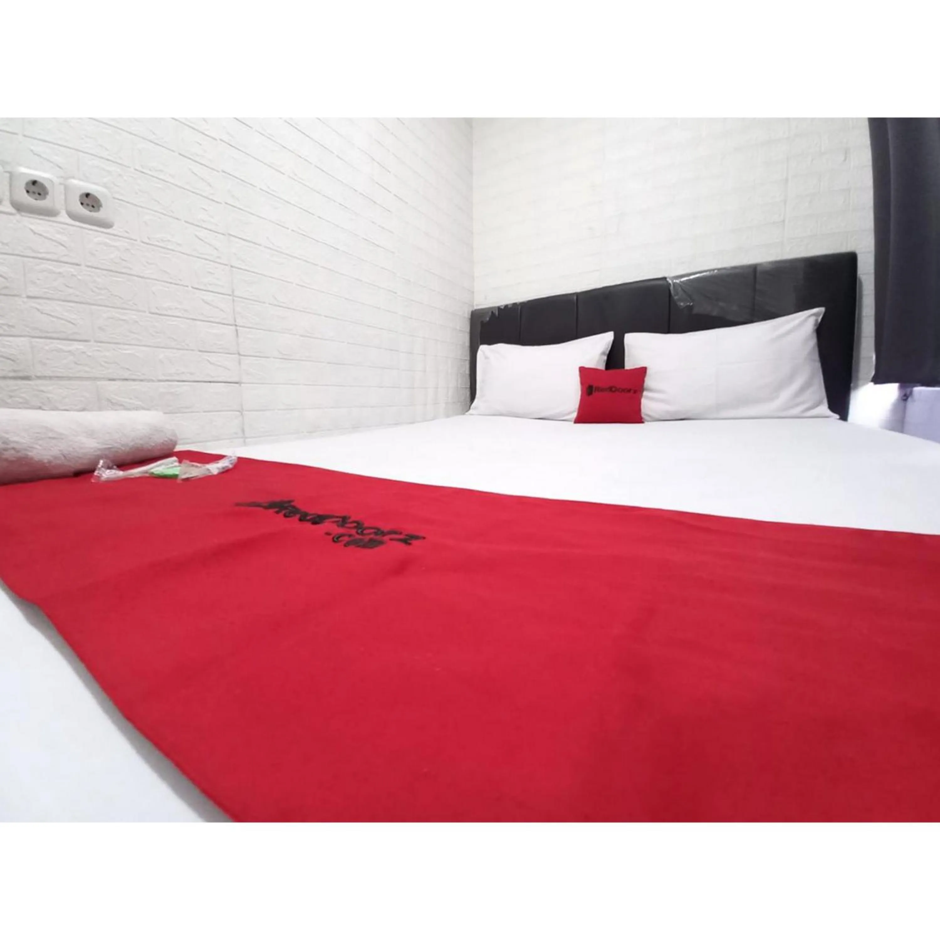 Bedroom, Bed in RedDoorz at Luxury Homestay near Aloha Waru Surabaya