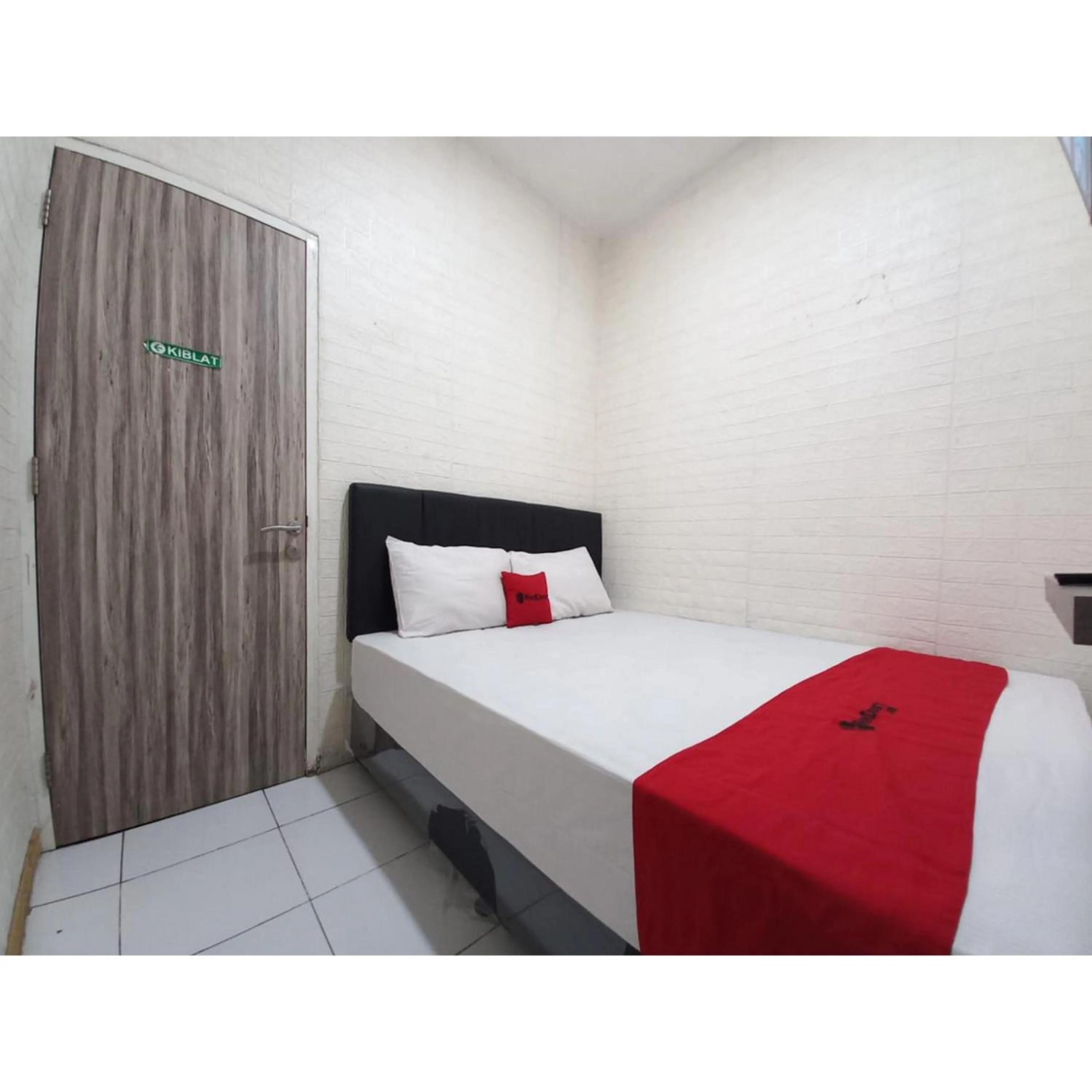 Bedroom, Bed in RedDoorz at Luxury Homestay near Aloha Waru Surabaya