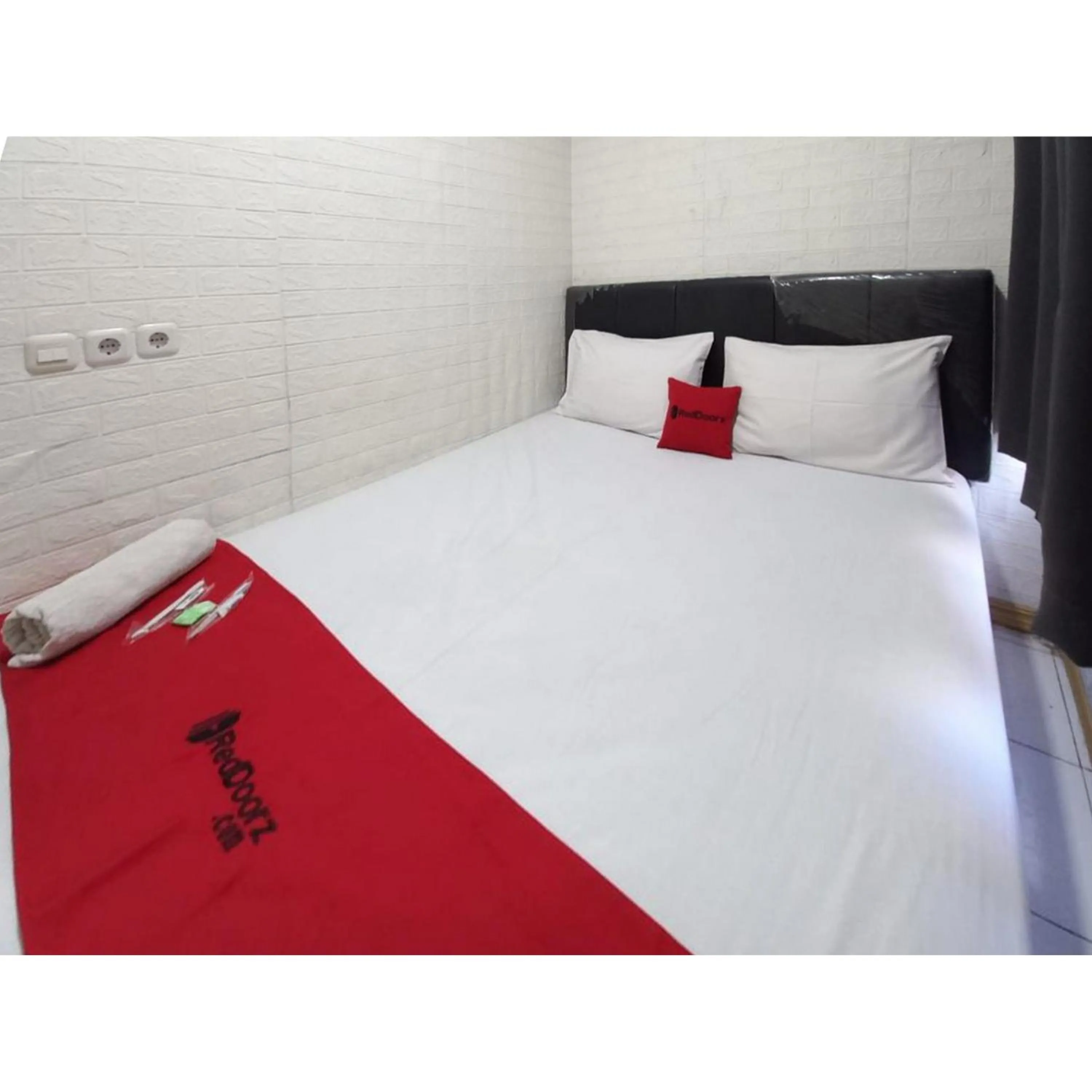 Bedroom, Bed in RedDoorz at Luxury Homestay near Aloha Waru Surabaya