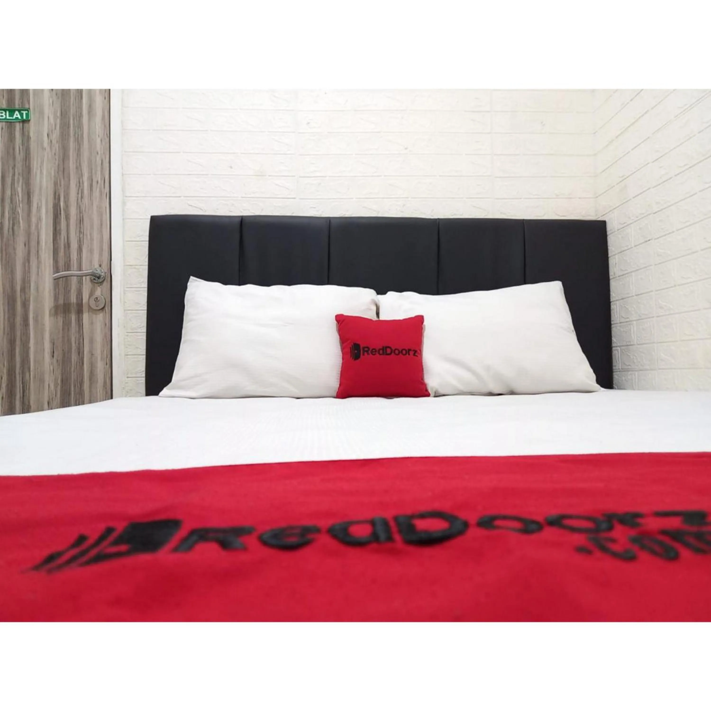 Bedroom, Bed in RedDoorz at Luxury Homestay near Aloha Waru Surabaya