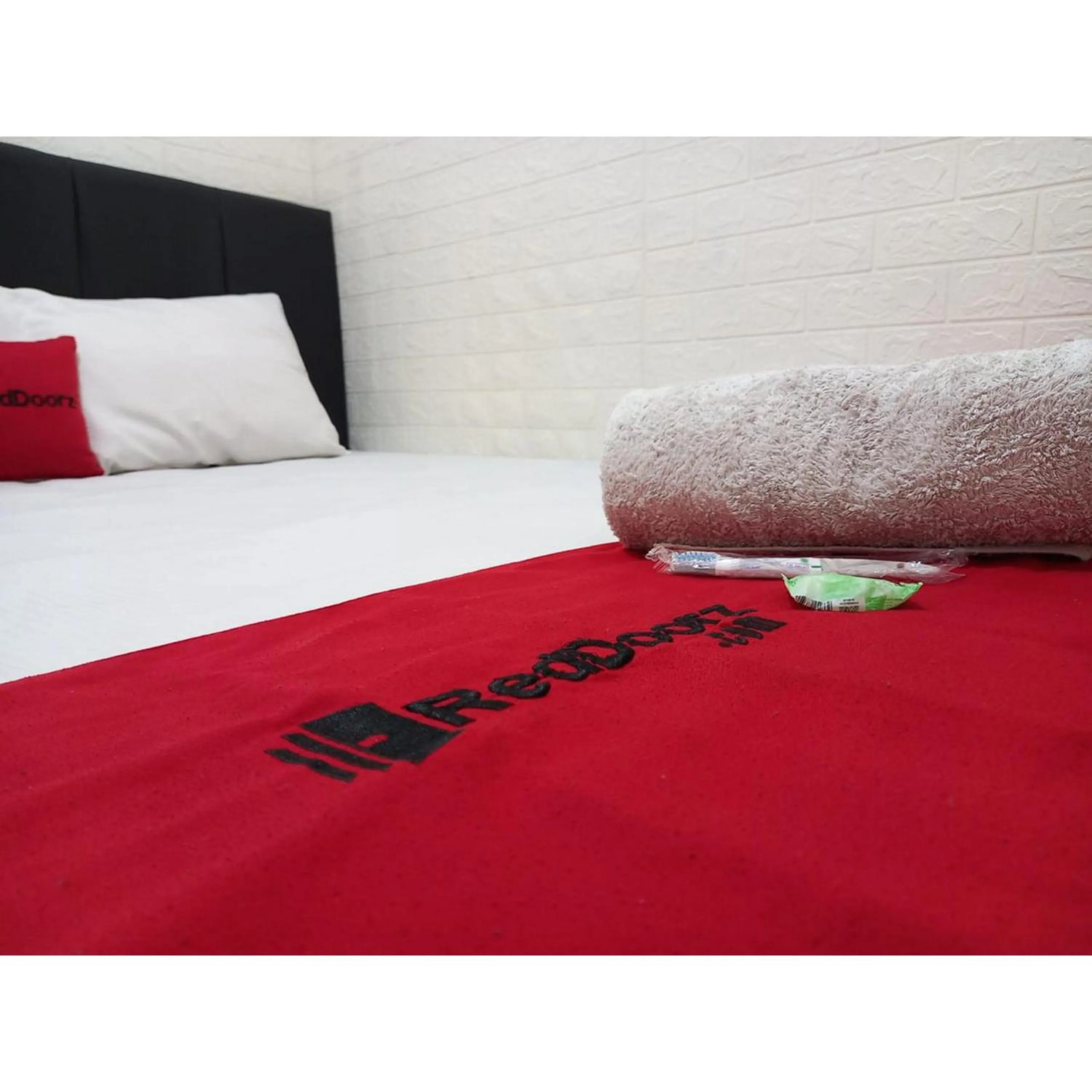 Bedroom, Bed in RedDoorz at Luxury Homestay near Aloha Waru Surabaya