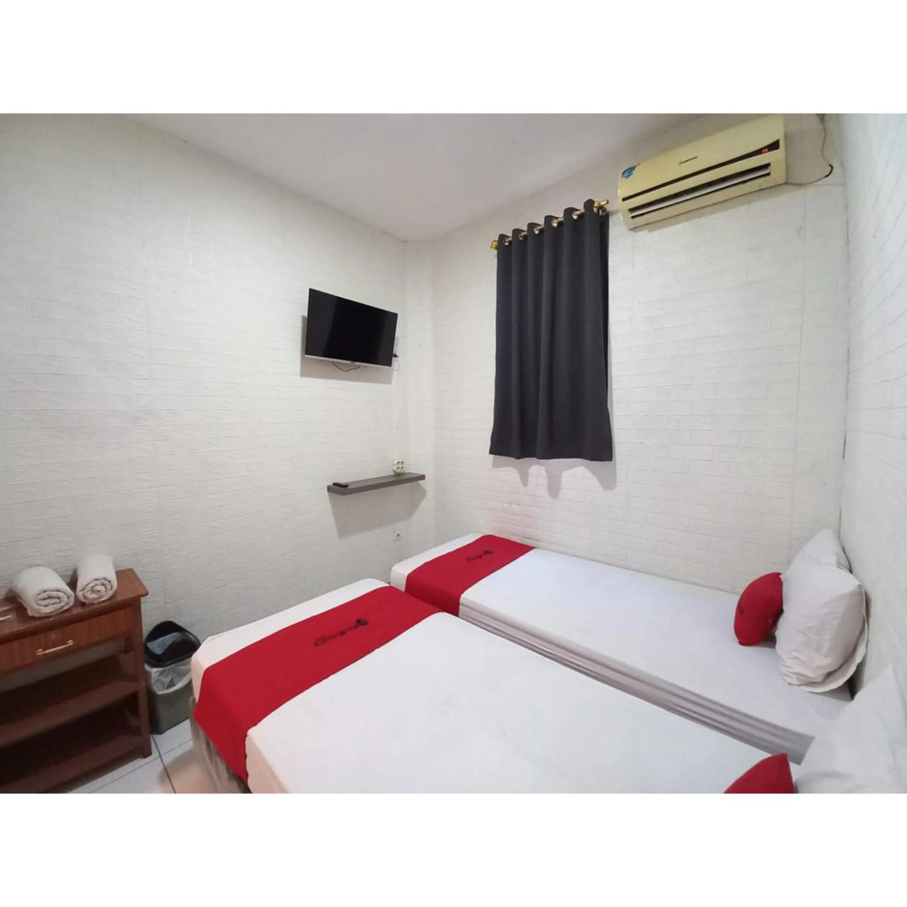 Bedroom, Bed in RedDoorz at Luxury Homestay near Aloha Waru Surabaya