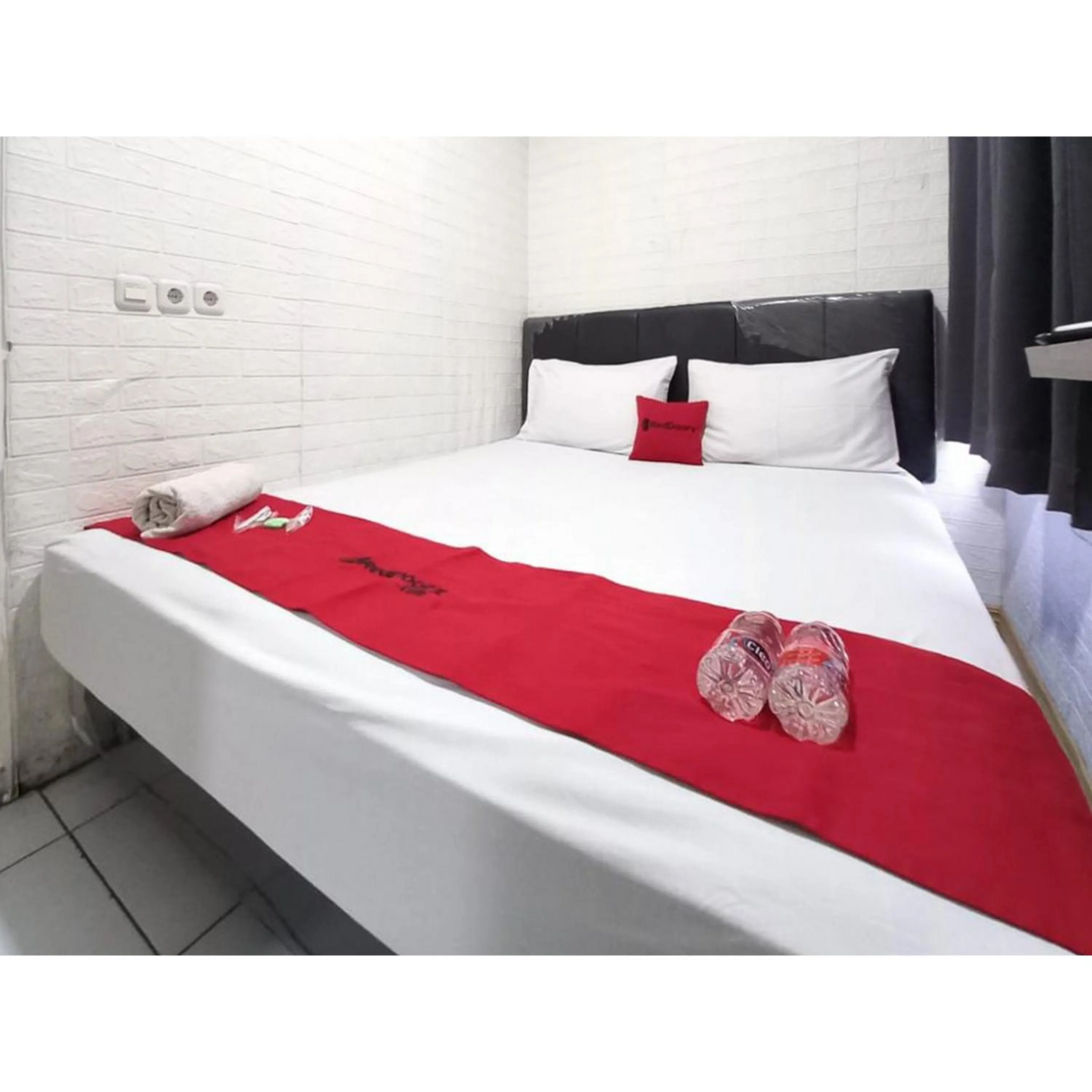 Bedroom, Bed in RedDoorz at Luxury Homestay near Aloha Waru Surabaya