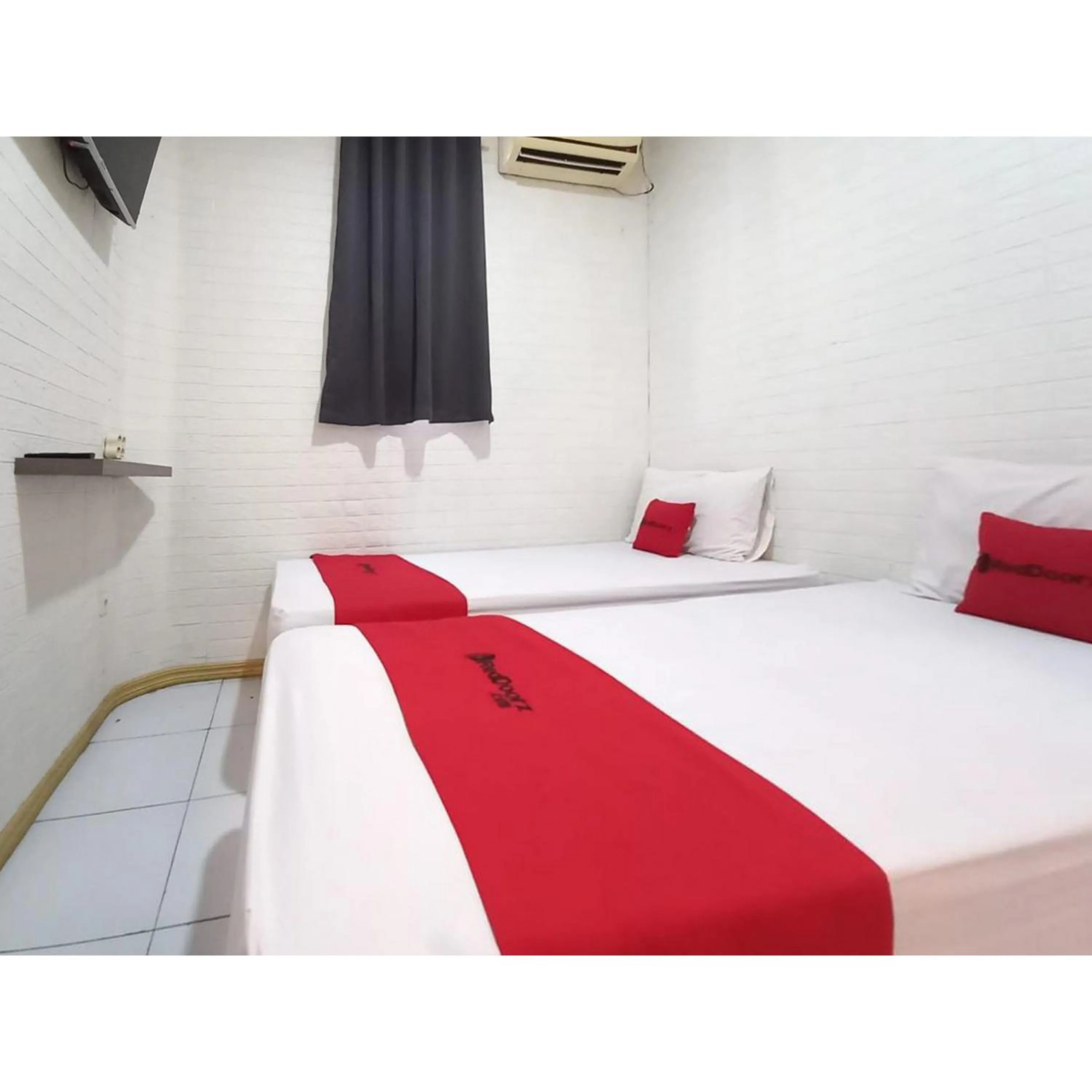 Bedroom, Bed in RedDoorz at Luxury Homestay near Aloha Waru Surabaya