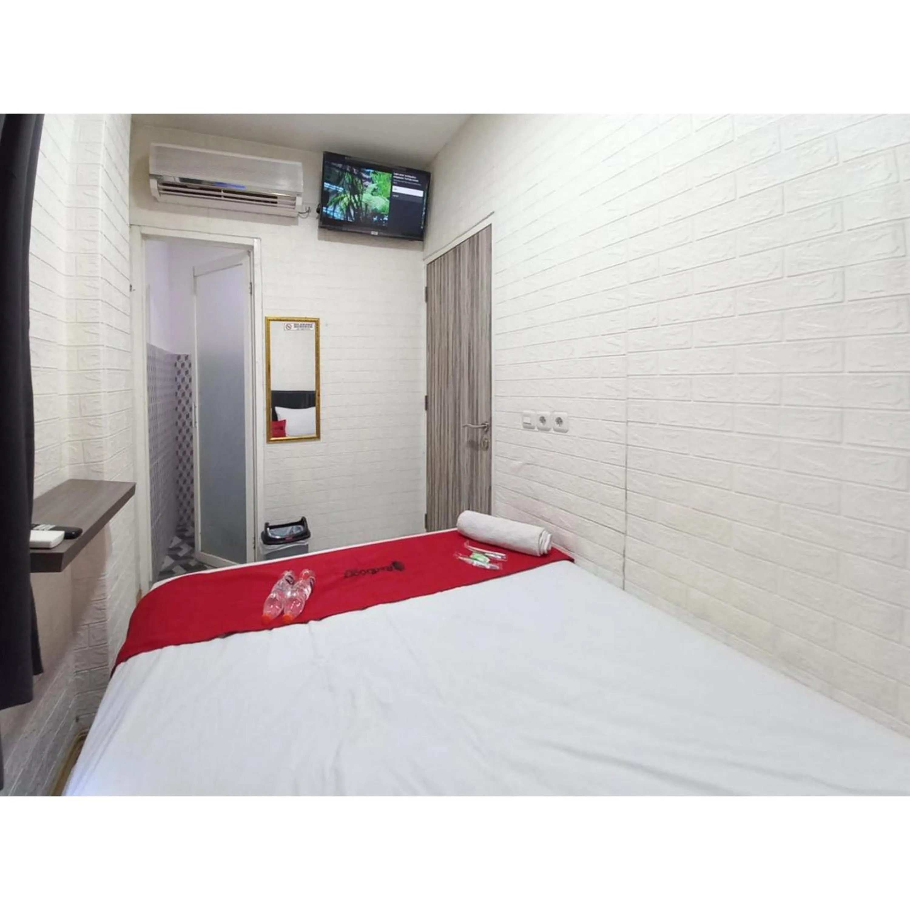 Bedroom, Bed in RedDoorz at Luxury Homestay near Aloha Waru Surabaya