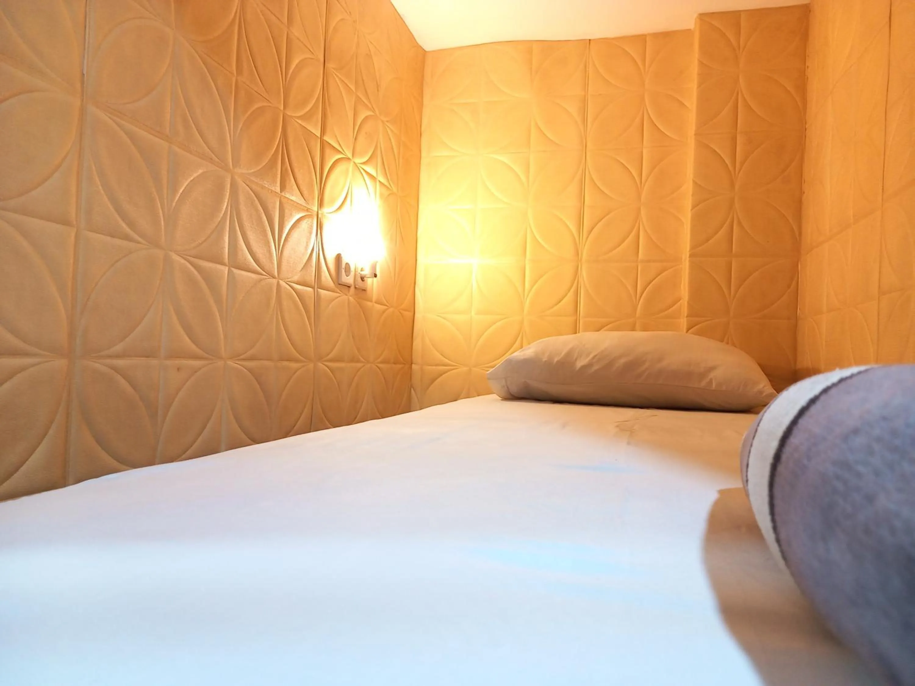 Bedroom, Bed in RedDoorz at Luxury Homestay near Aloha Waru Surabaya