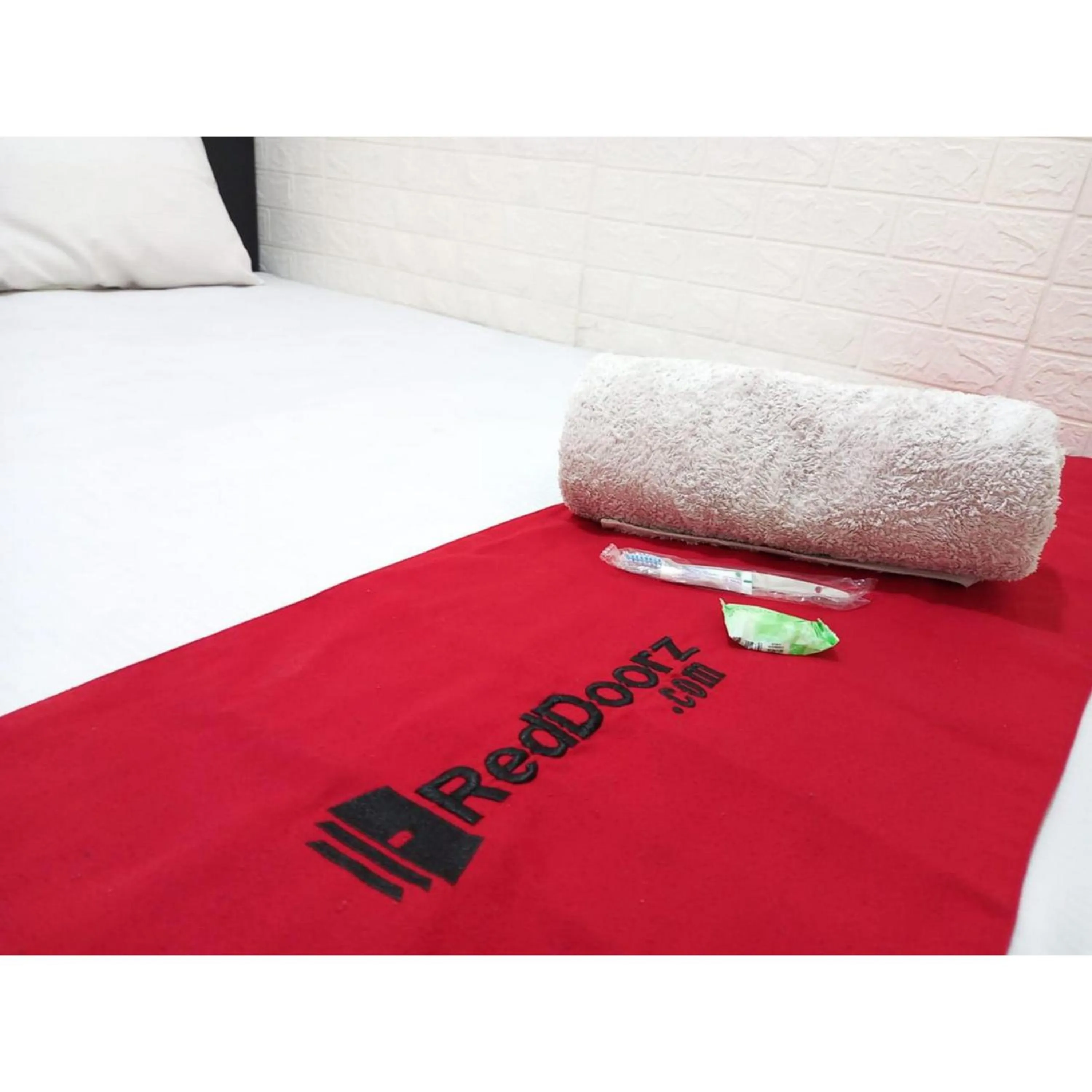 Bedroom in RedDoorz at Luxury Homestay near Aloha Waru Surabaya