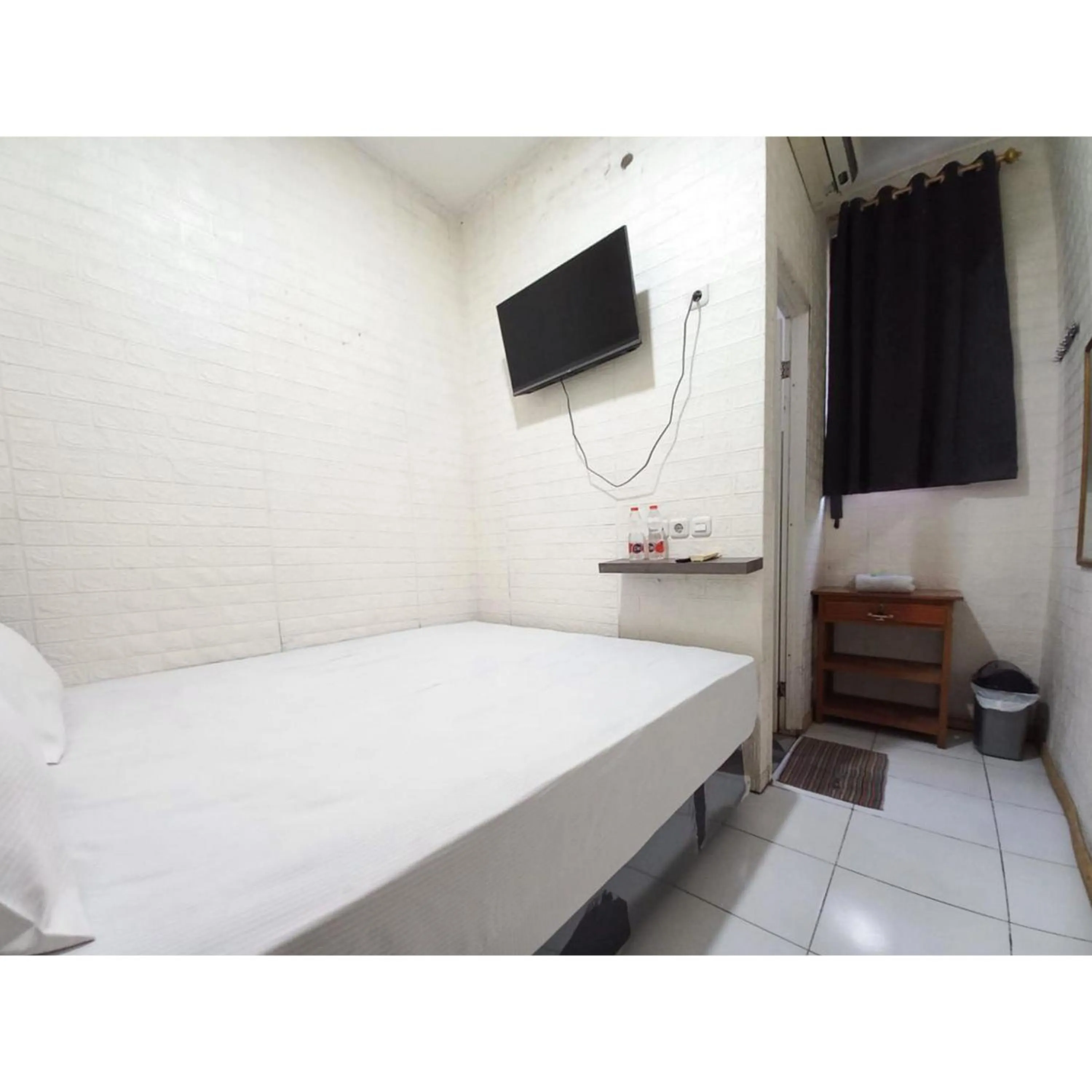 Bedroom, Bed in RedDoorz at Luxury Homestay near Aloha Waru Surabaya