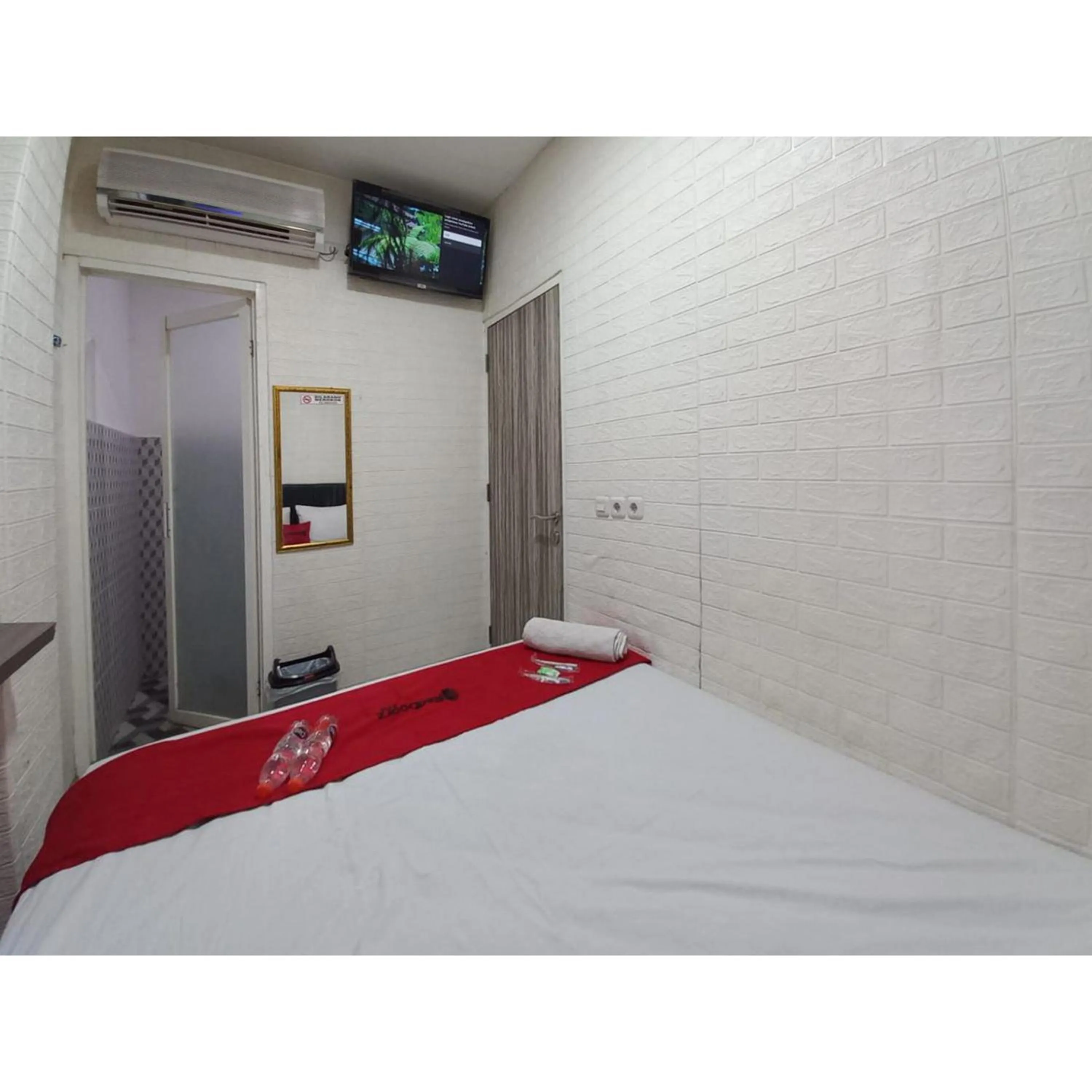 Bedroom, Bed in RedDoorz at Luxury Homestay near Aloha Waru Surabaya