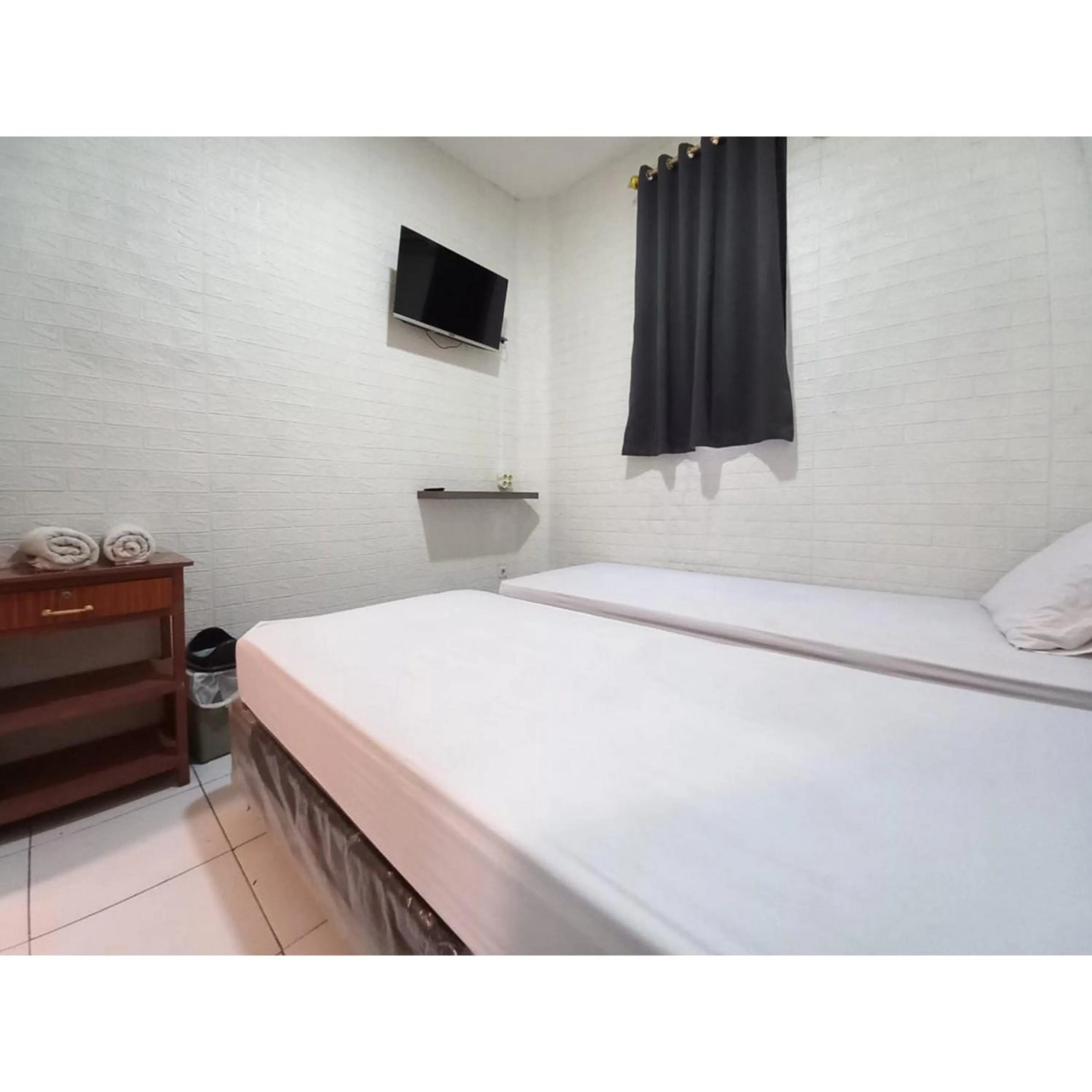 Bedroom, Bed in RedDoorz at Luxury Homestay near Aloha Waru Surabaya