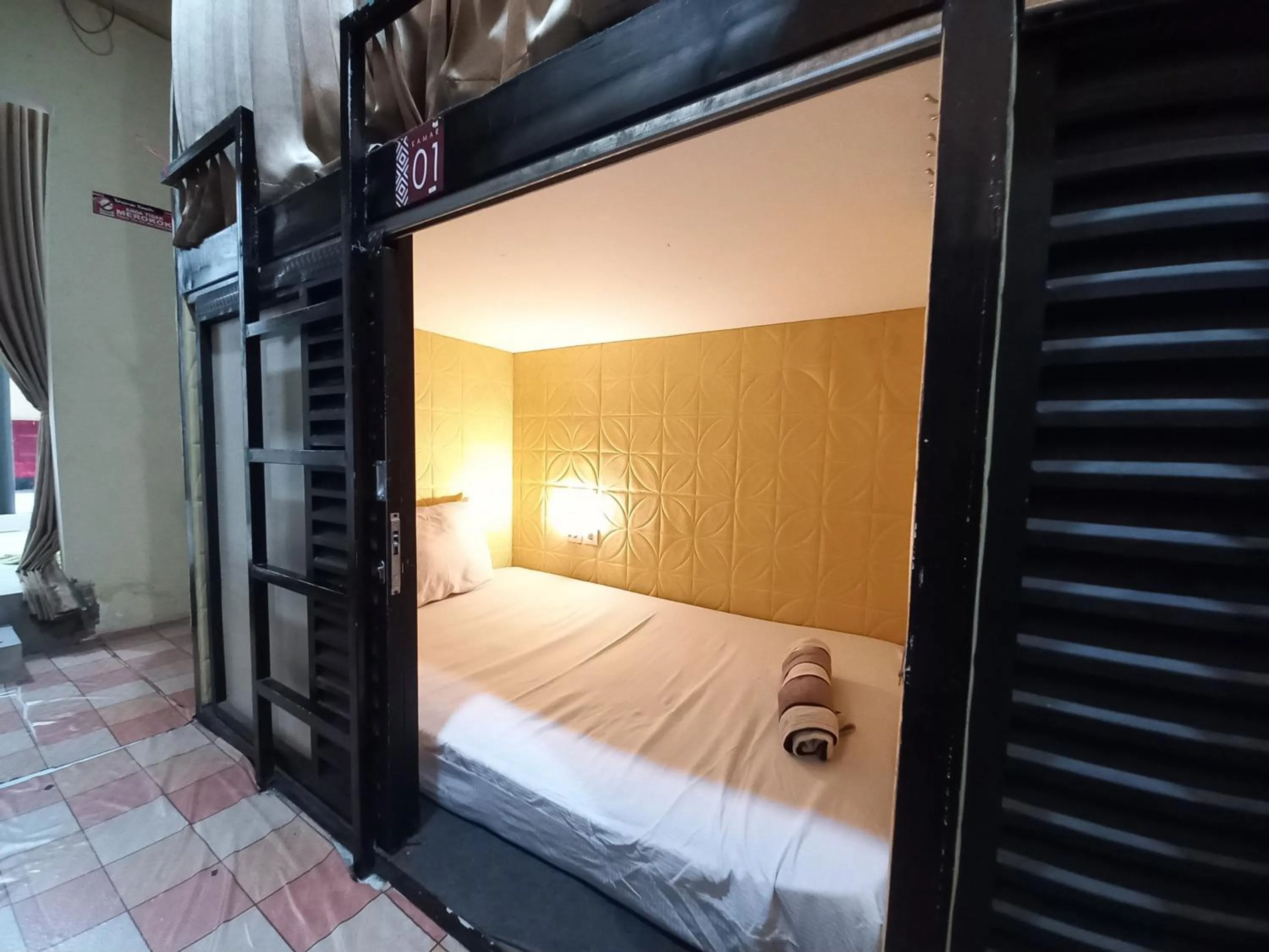Bedroom, Bed in RedDoorz at Luxury Homestay near Aloha Waru Surabaya