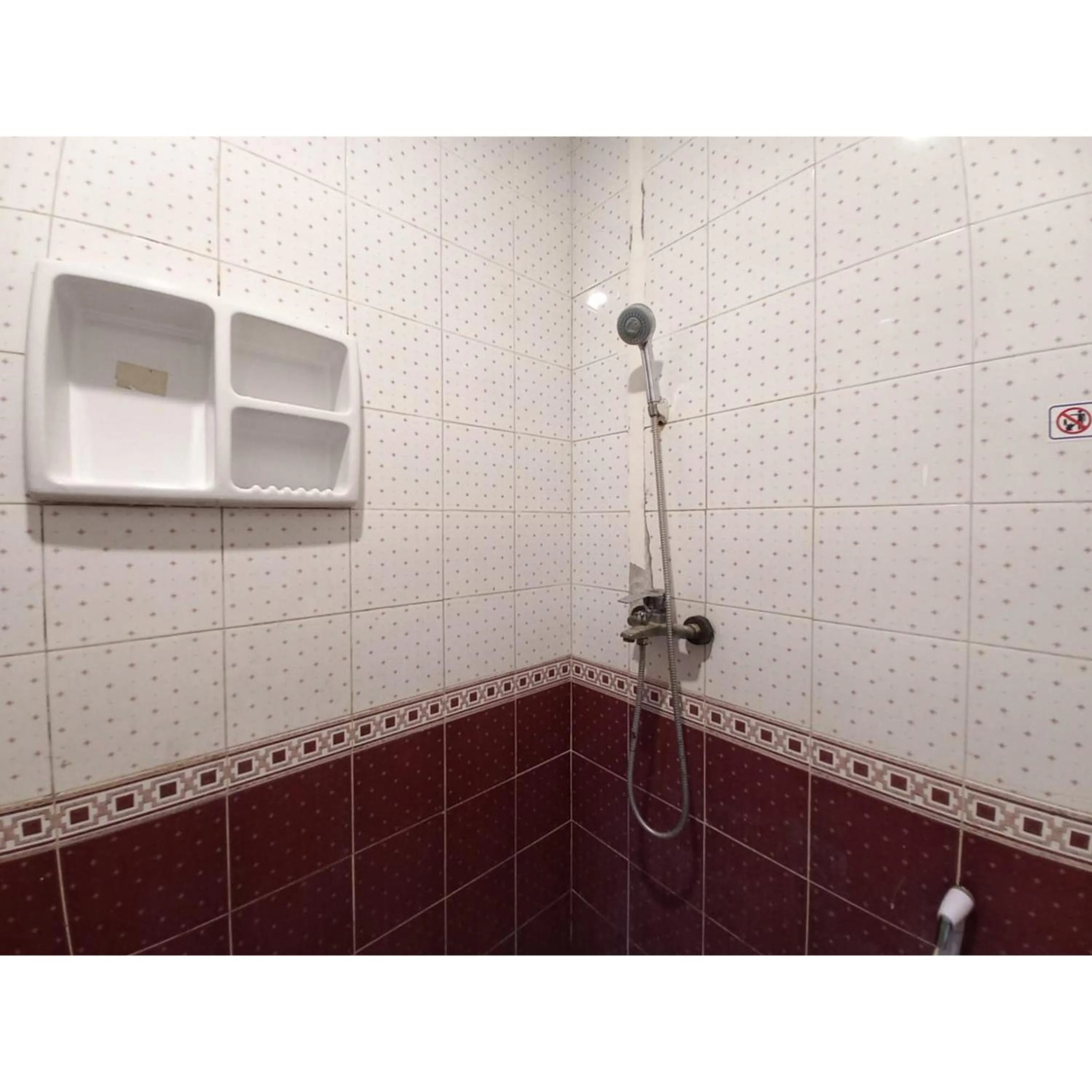 Bathroom in RedDoorz at Luxury Homestay near Aloha Waru Surabaya