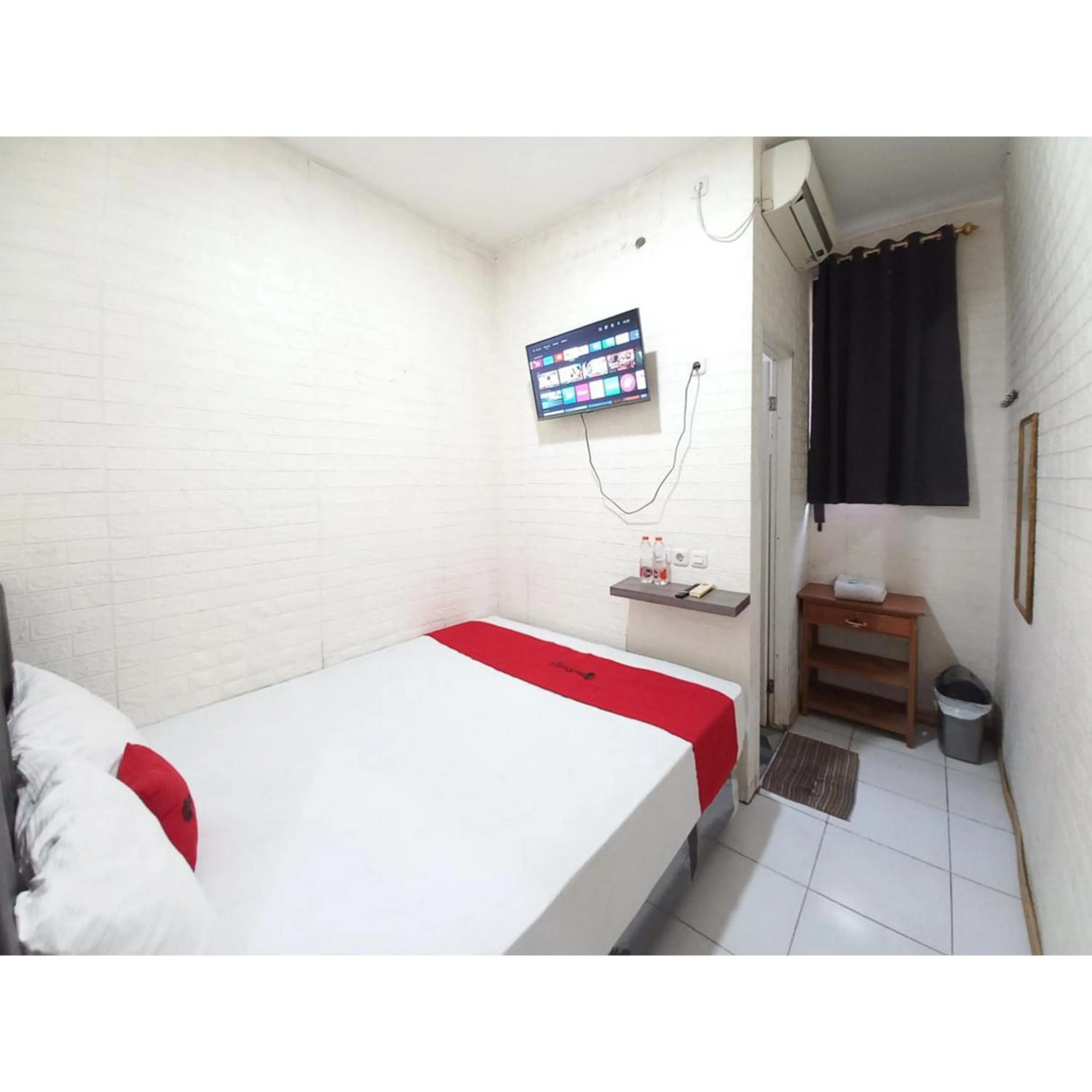 Bedroom, Bed in RedDoorz at Luxury Homestay near Aloha Waru Surabaya