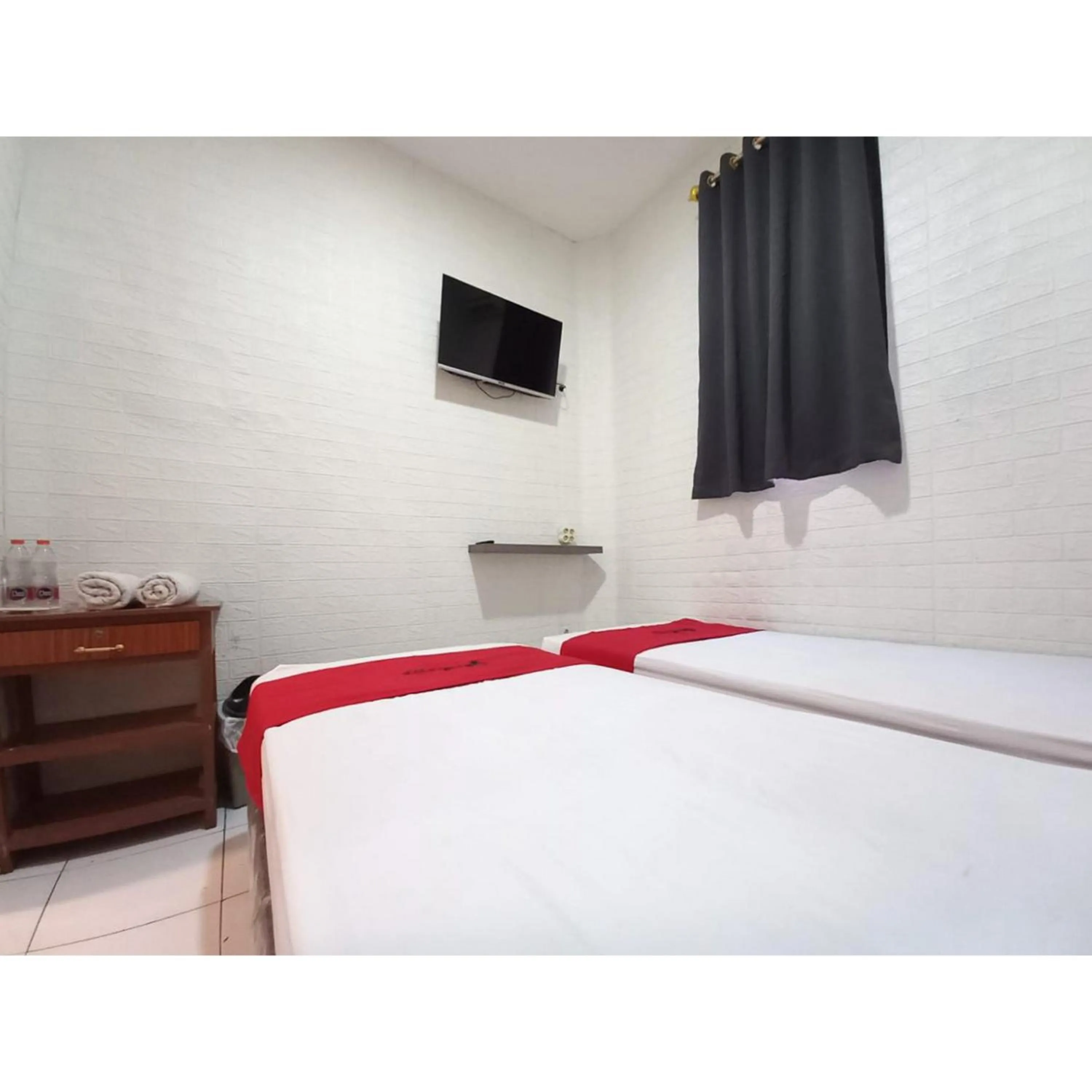 Bedroom, Bed in RedDoorz at Luxury Homestay near Aloha Waru Surabaya