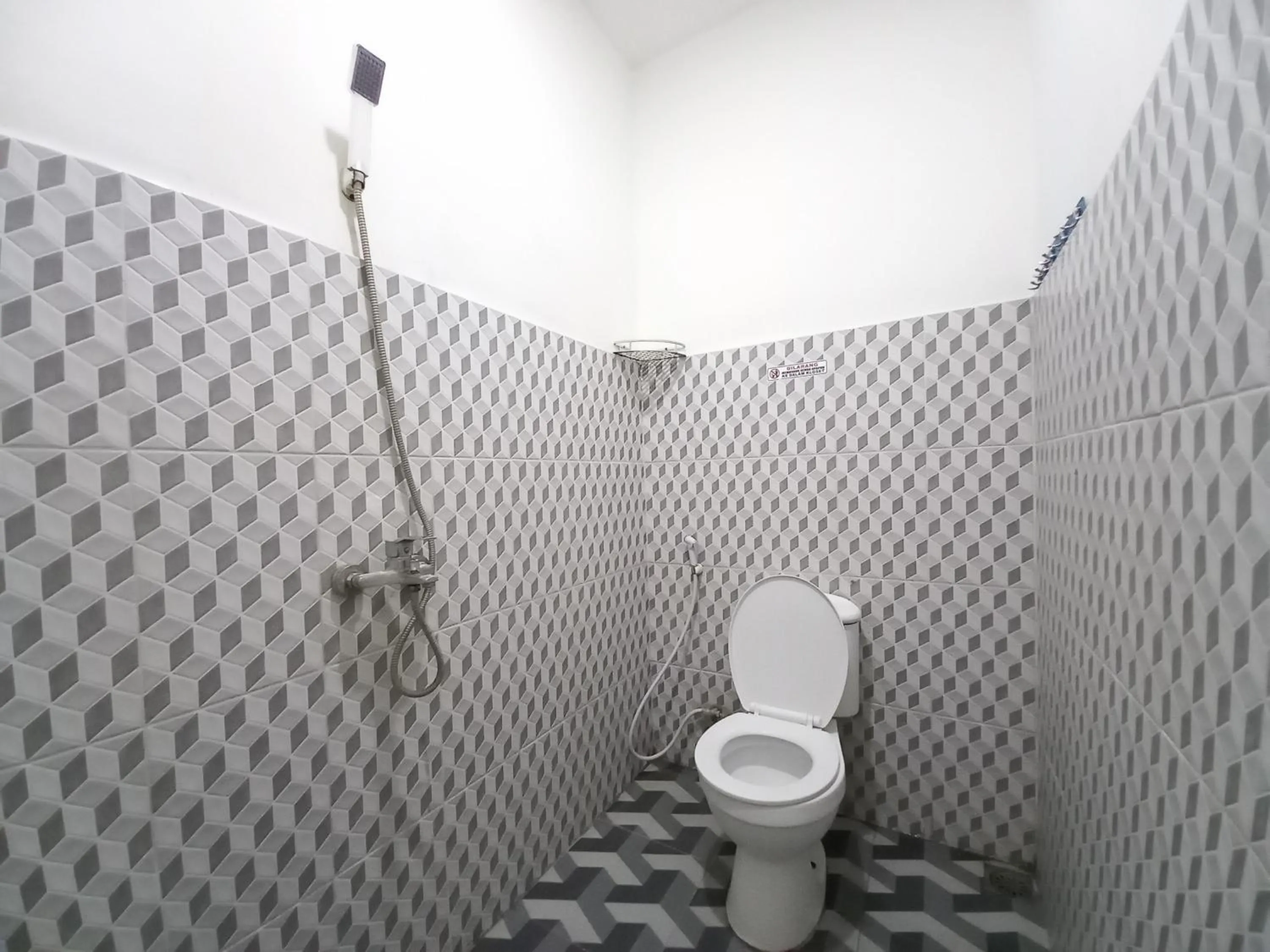 Bathroom in RedDoorz at Luxury Homestay near Aloha Waru Surabaya