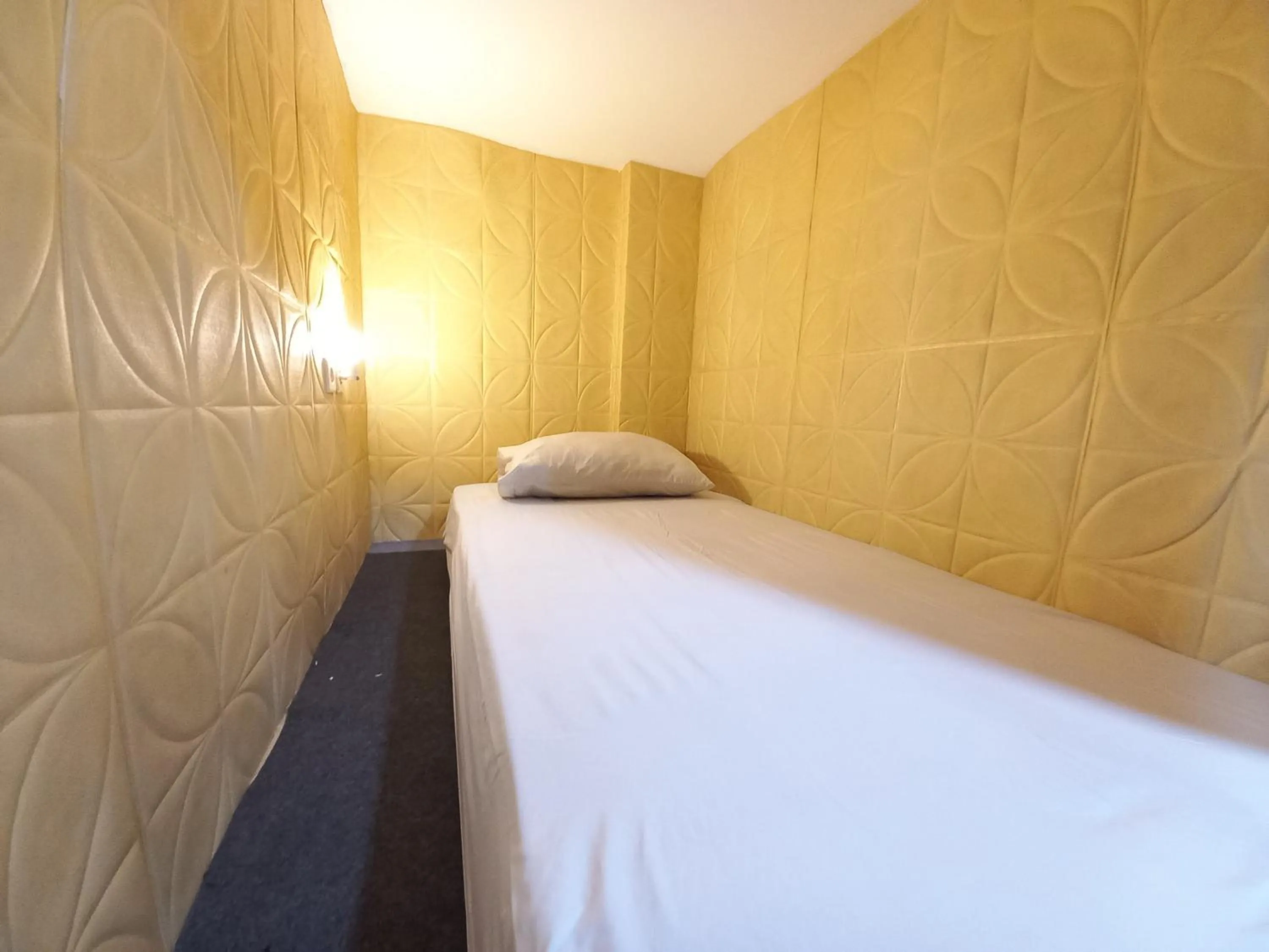 Bedroom, Bed in RedDoorz at Luxury Homestay near Aloha Waru Surabaya