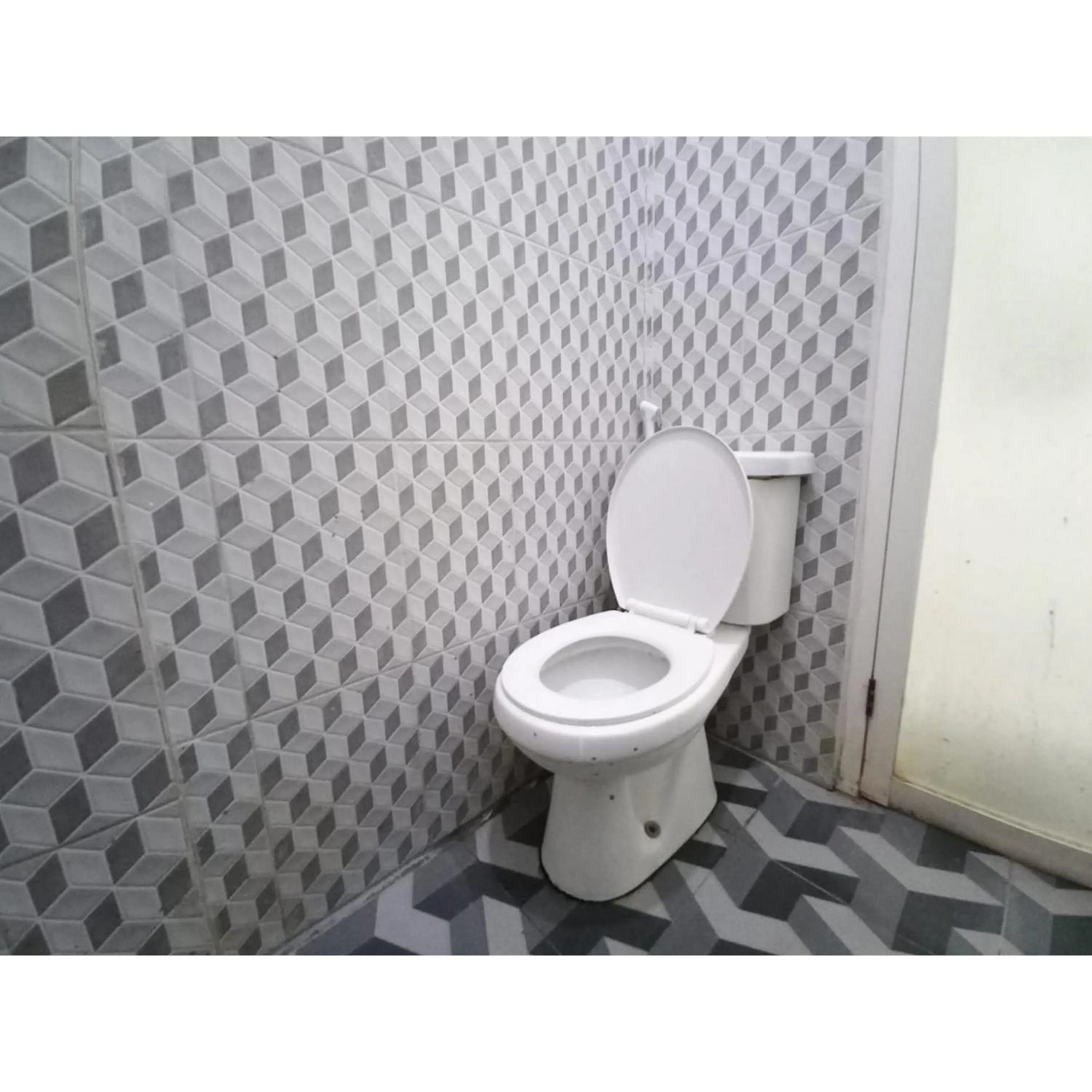Bathroom in RedDoorz at Luxury Homestay near Aloha Waru Surabaya