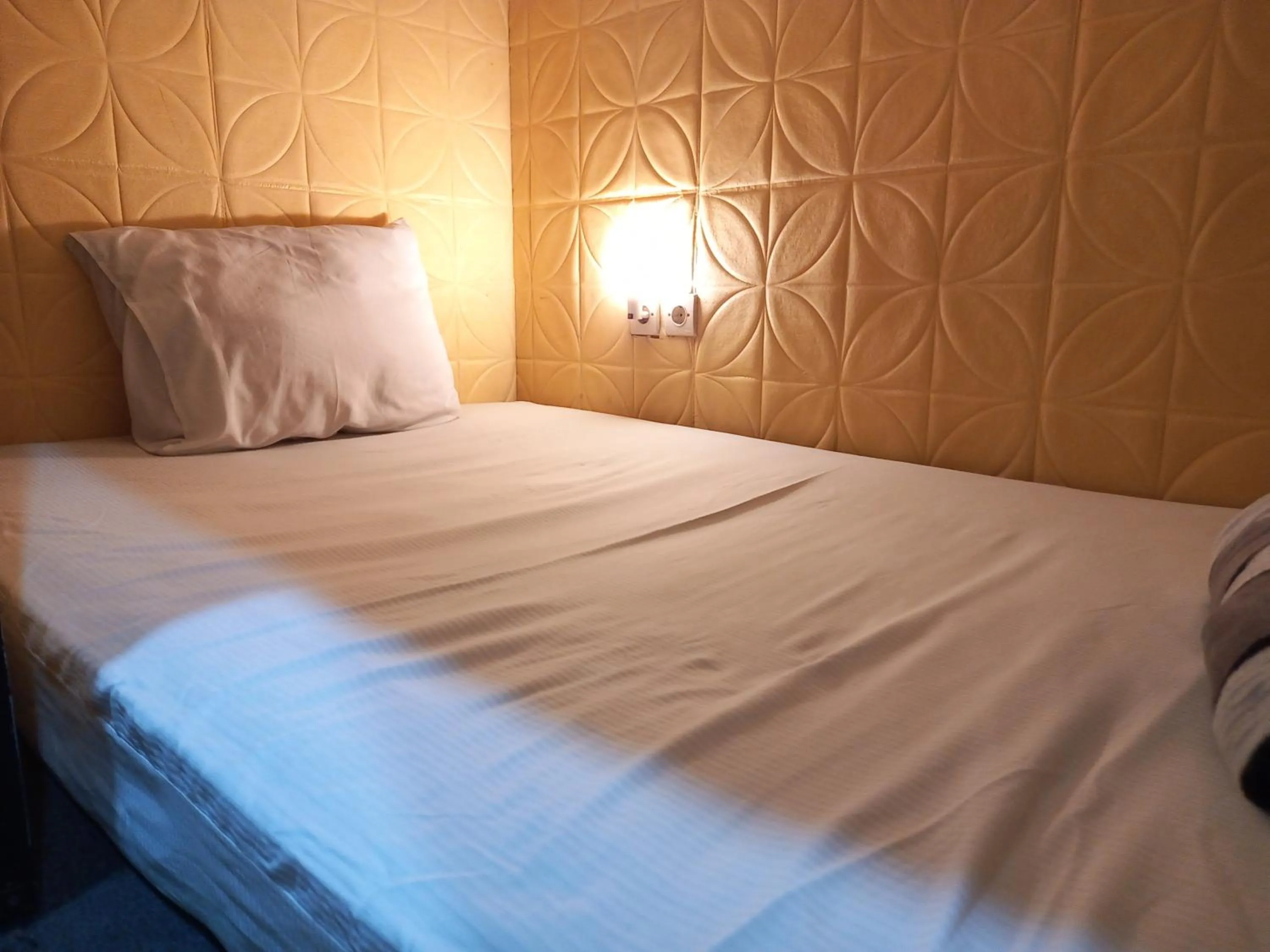 Bedroom, Bed in RedDoorz at Luxury Homestay near Aloha Waru Surabaya