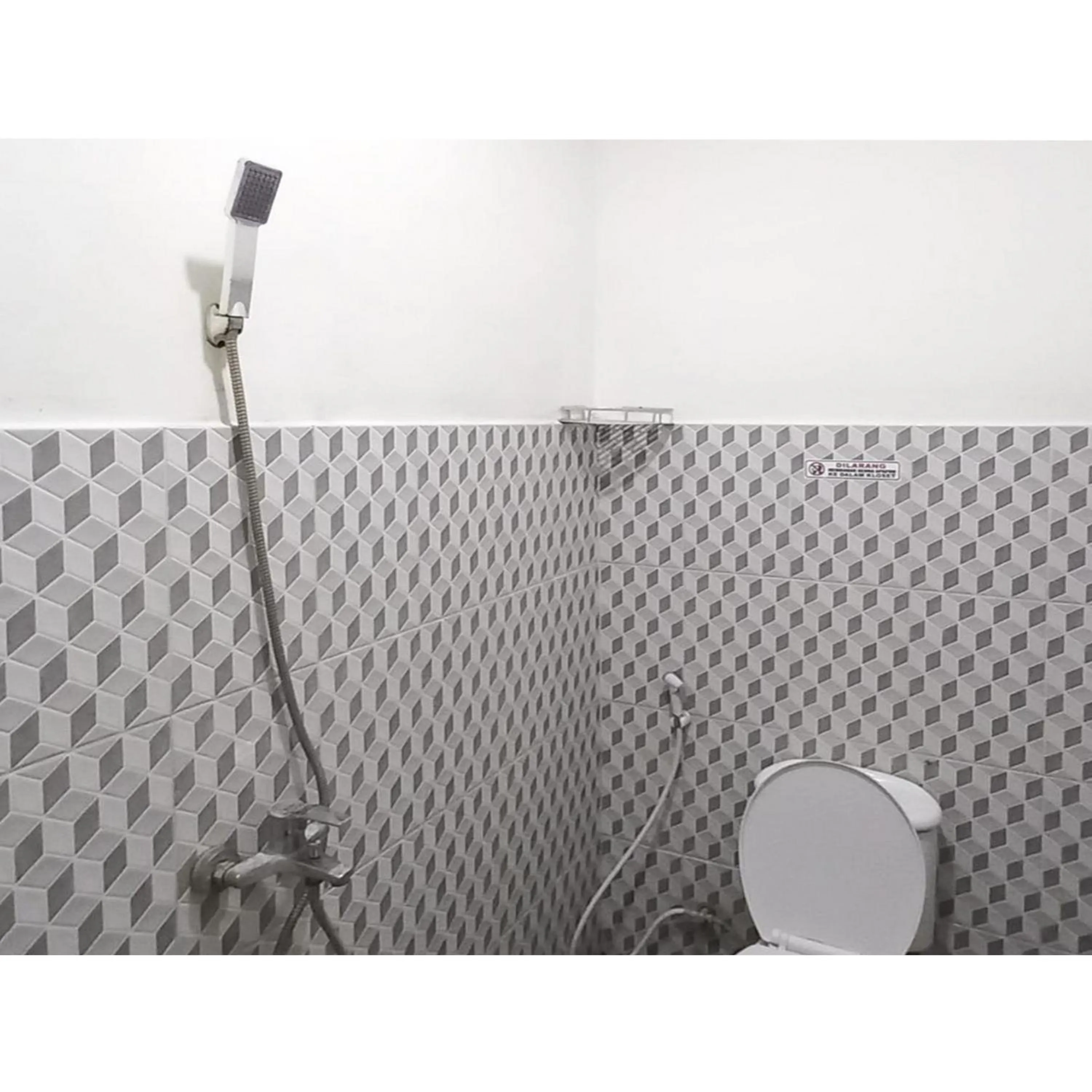 Bathroom in RedDoorz at Luxury Homestay near Aloha Waru Surabaya