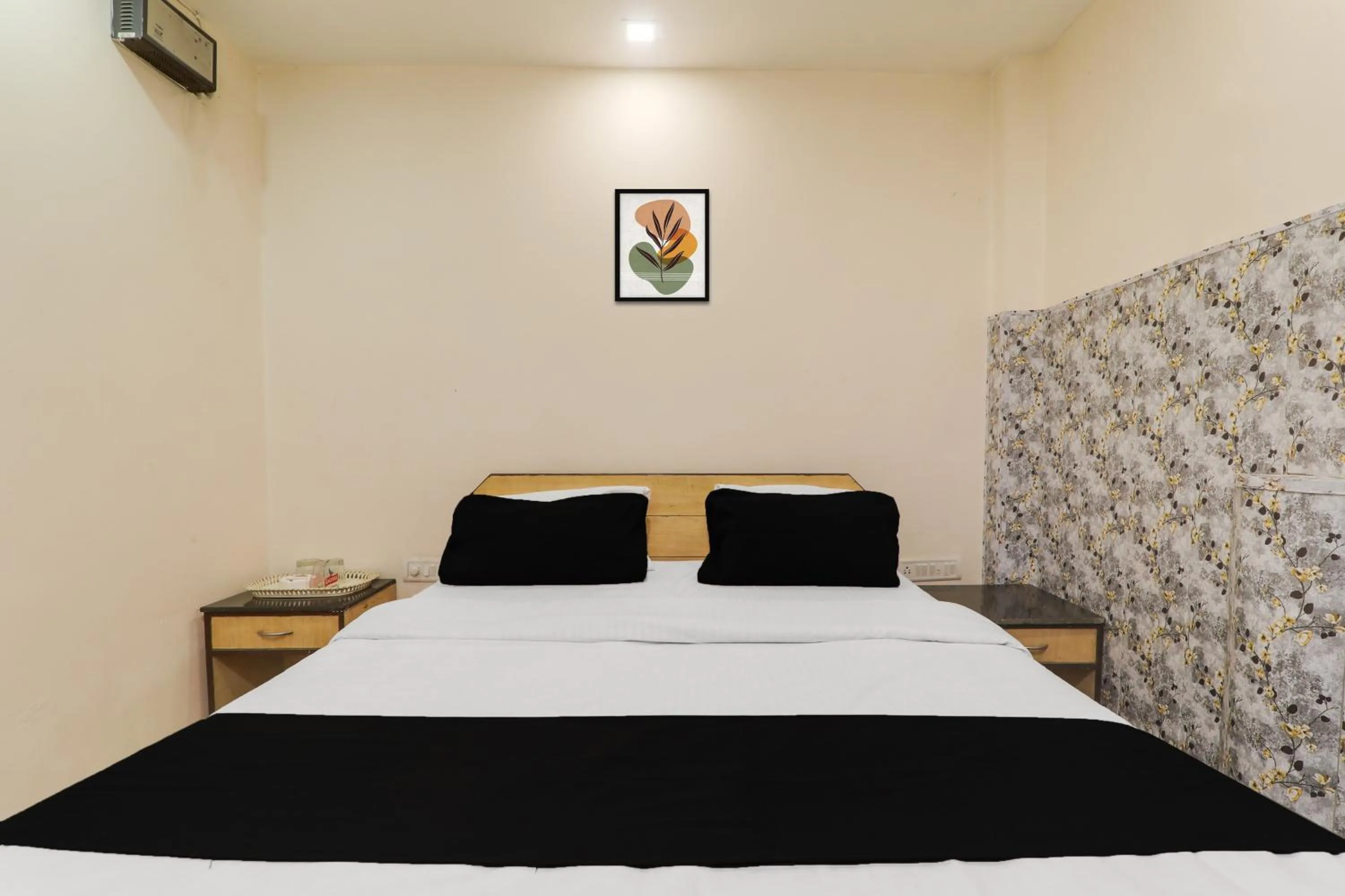 Bedroom, Bed in Super Hotel O TJ INTERNATIONAL