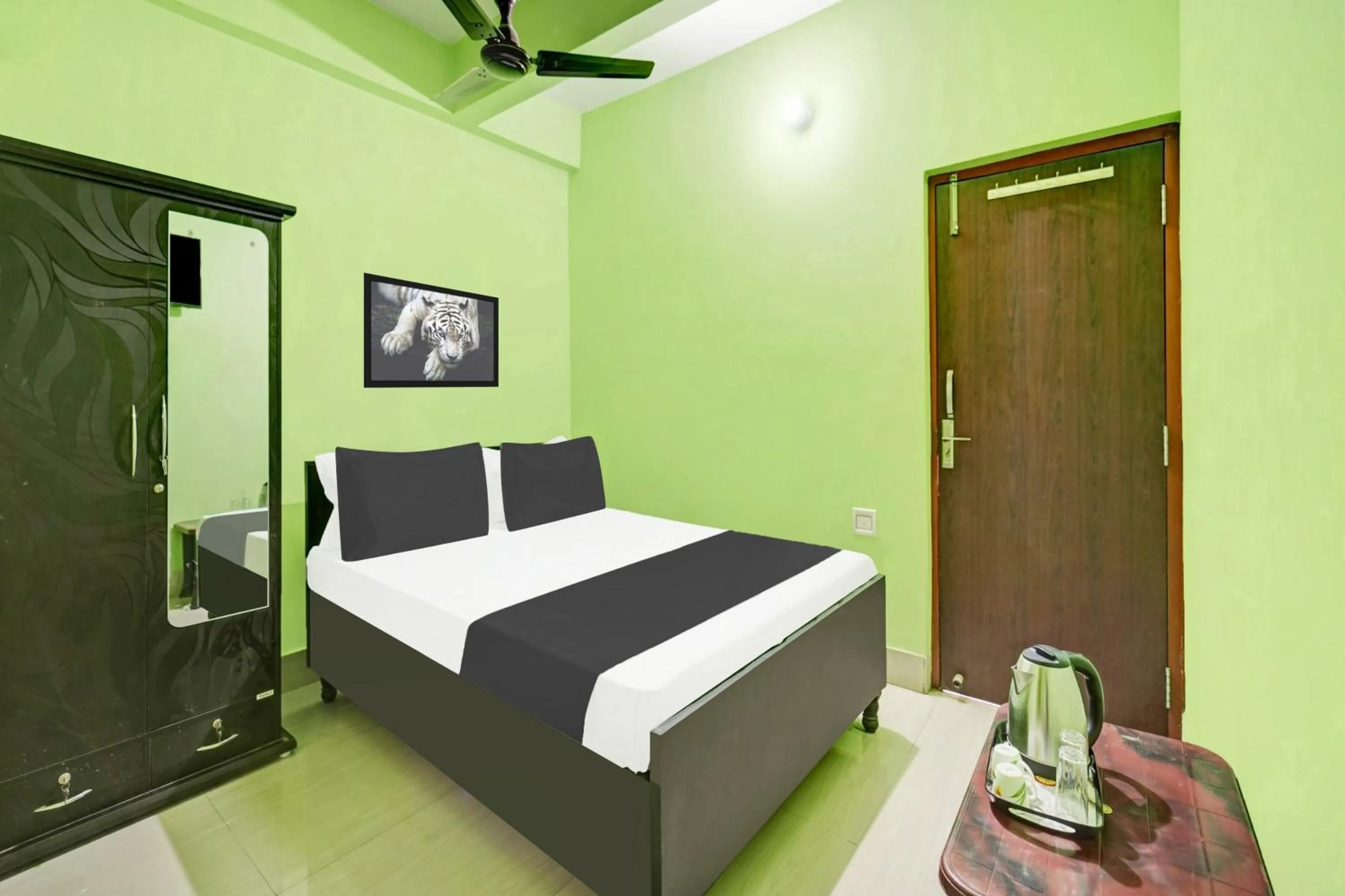 Facade/entrance, Bed in Hotel O Welcome