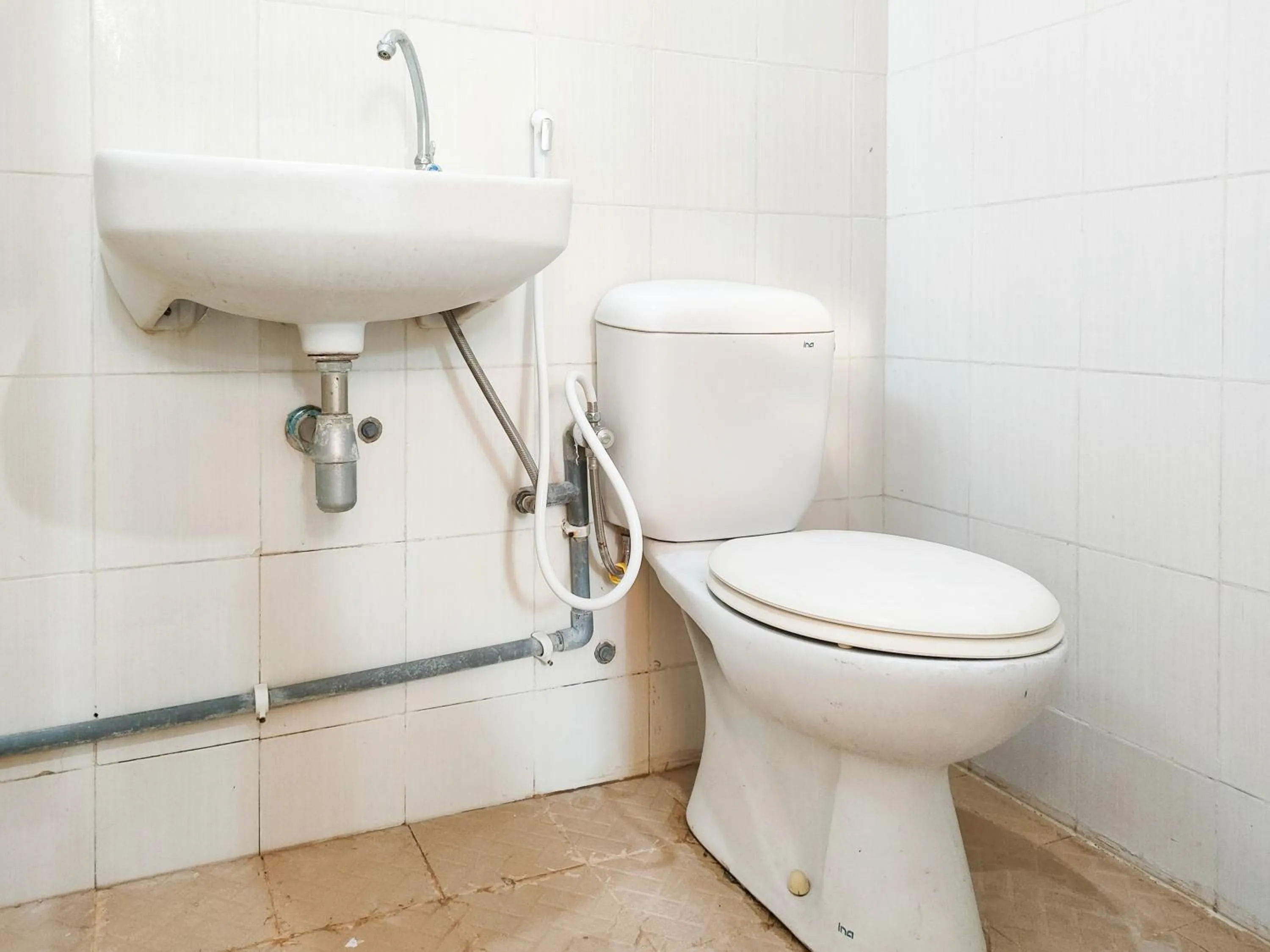 Bathroom in Hasana Guest House Syariah near Royal Plaza RedPartner