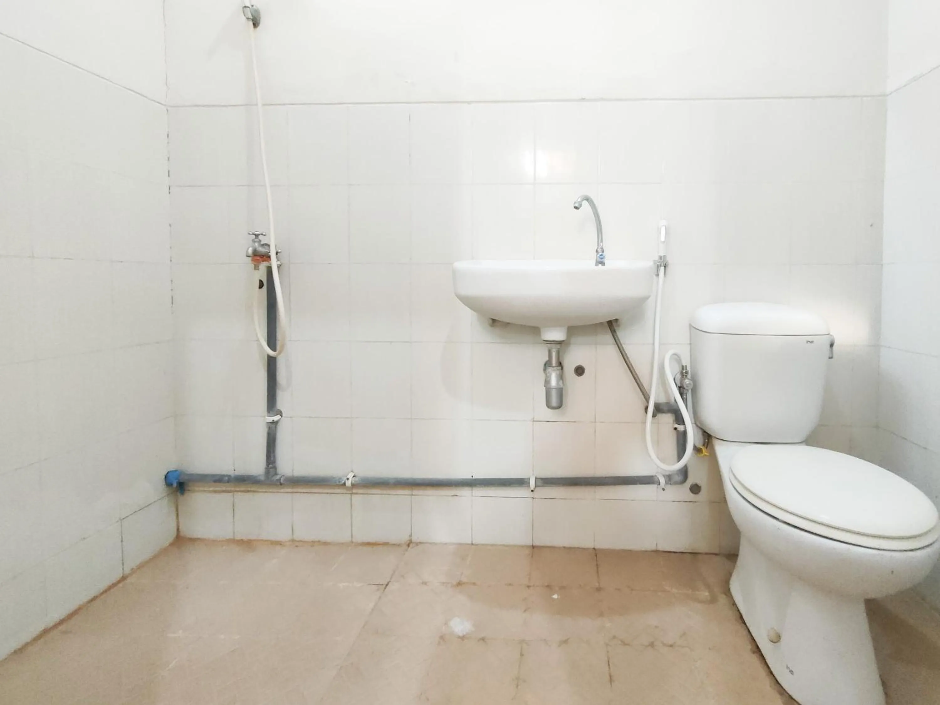 Bathroom in Hasana Guest House Syariah near Royal Plaza RedPartner