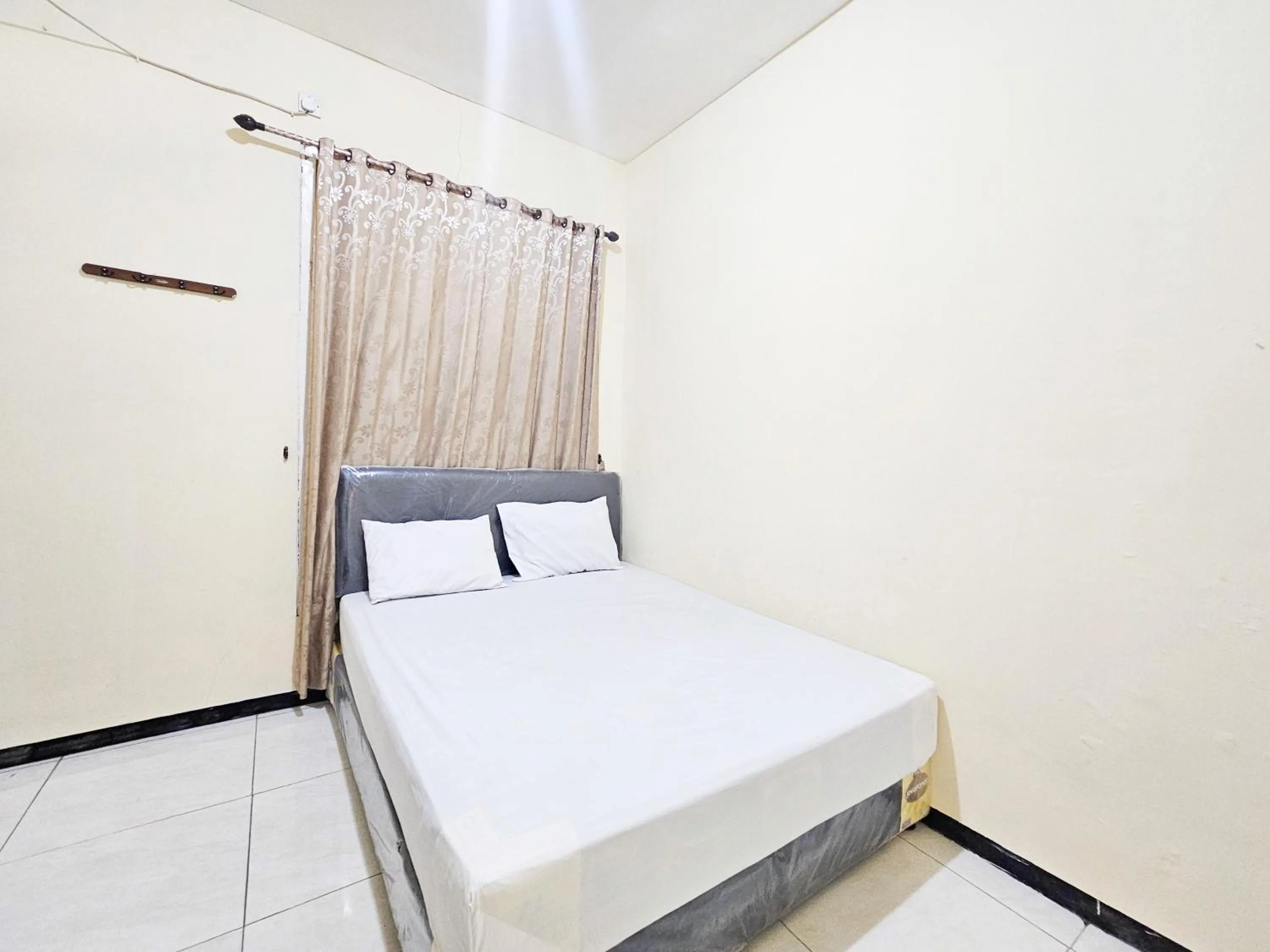 Bedroom, Bed in Hasana Guest House Syariah near Royal Plaza RedPartner