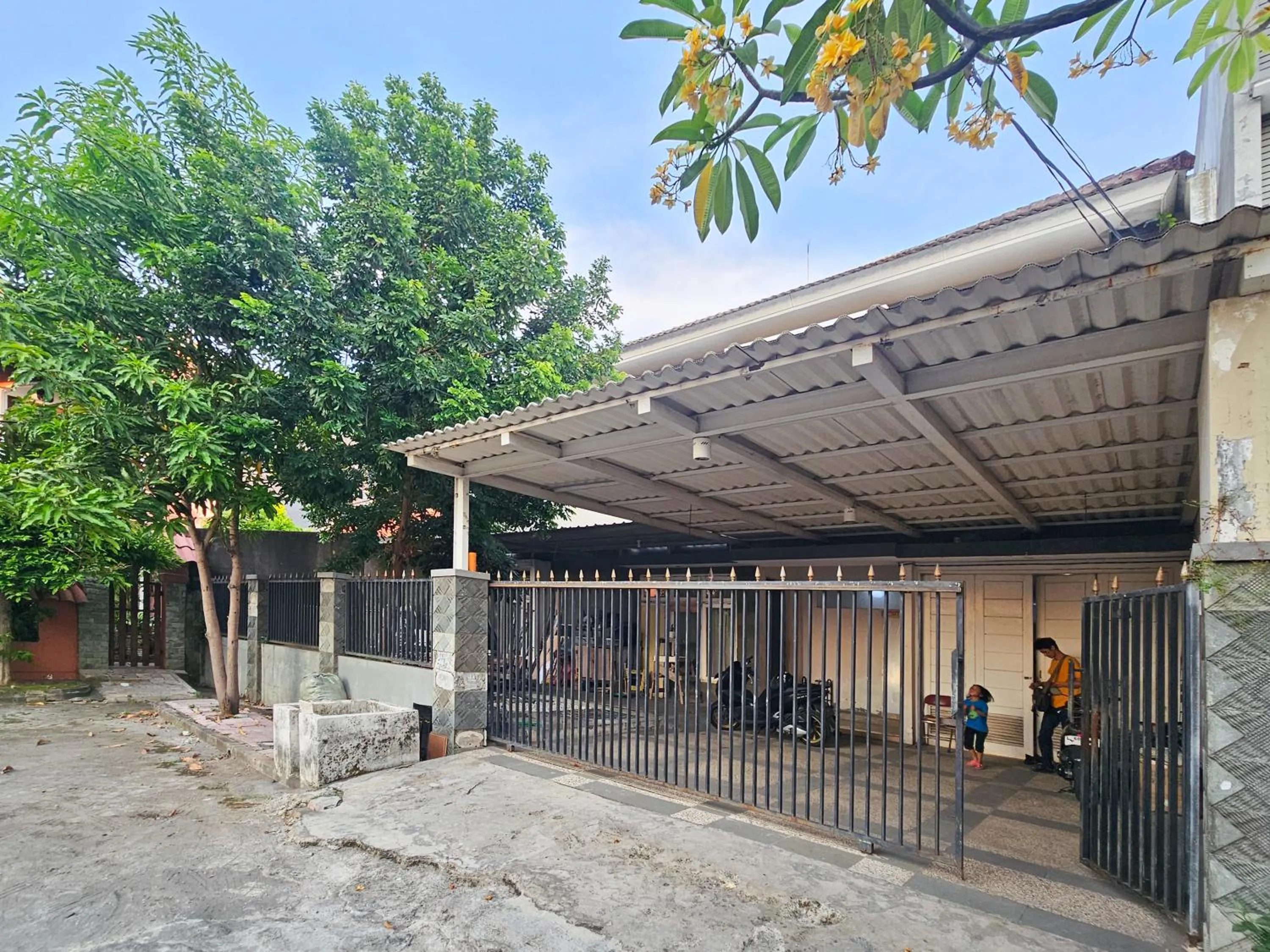 Facade/entrance in Hasana Guest House Syariah near Royal Plaza RedPartner