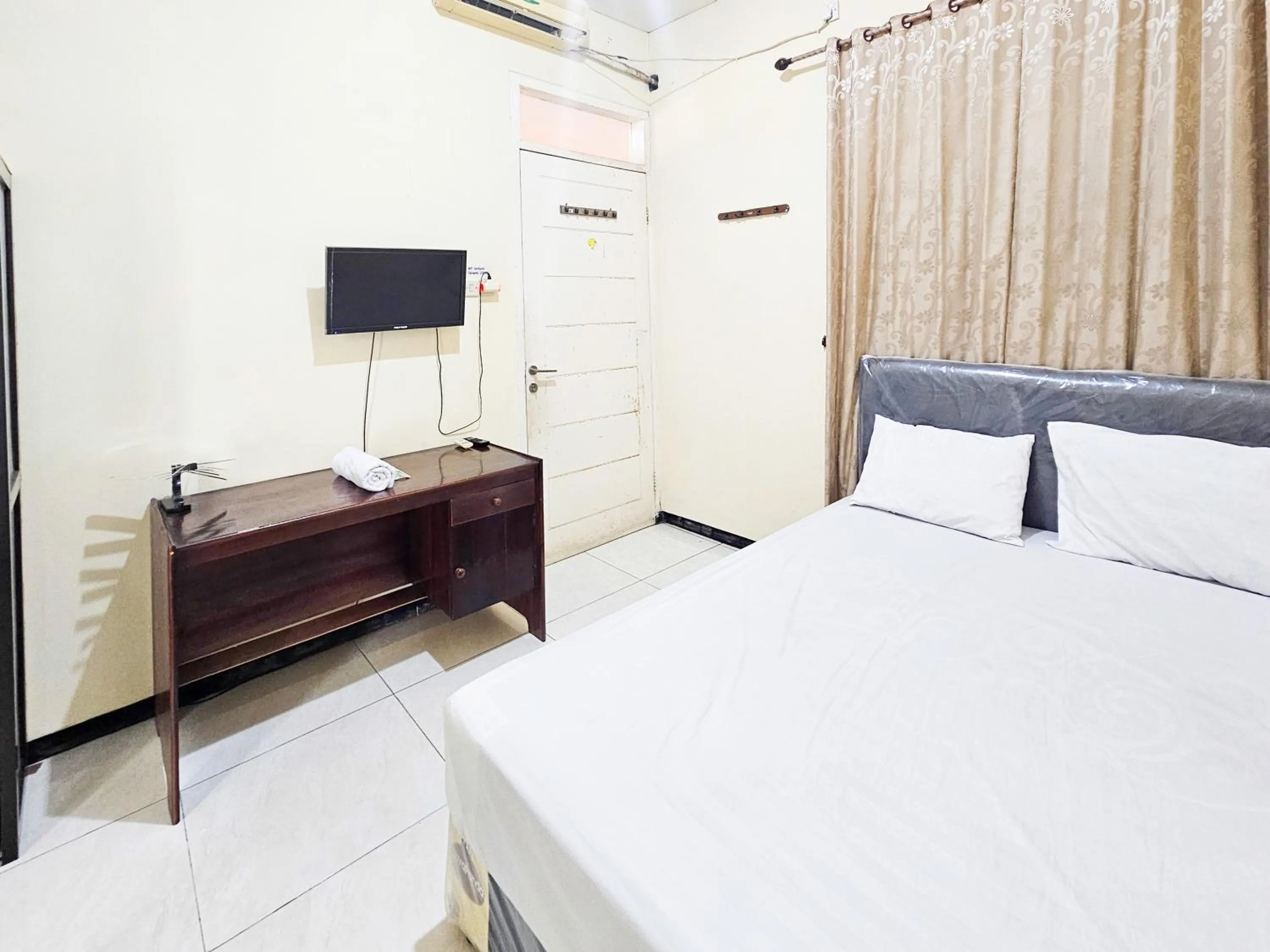 Bedroom, Bed in Hasana Guest House Syariah near Royal Plaza RedPartner