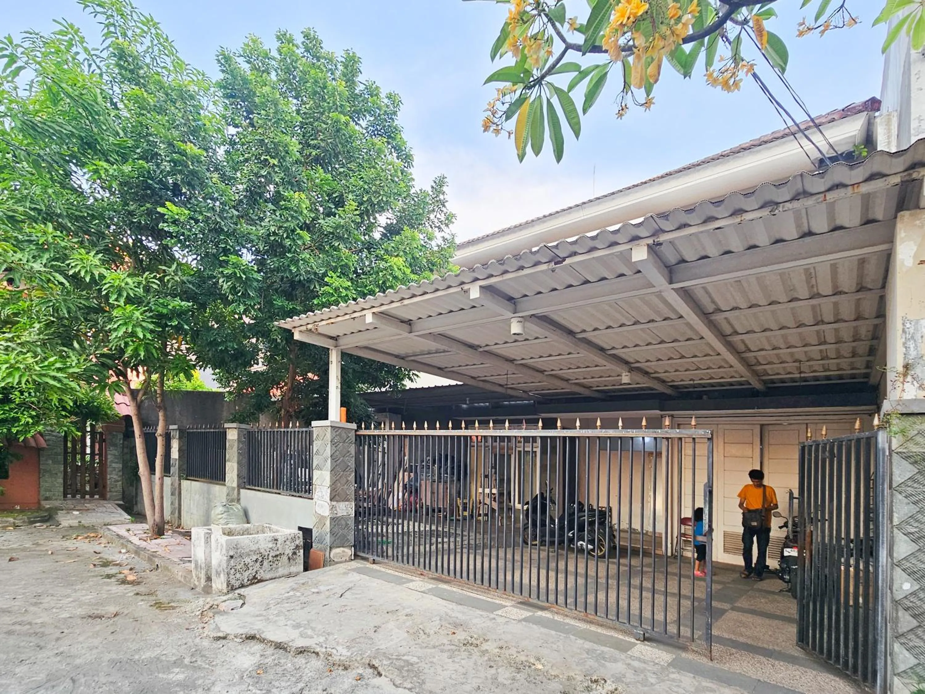 Facade/entrance in Hasana Guest House Syariah near Royal Plaza RedPartner