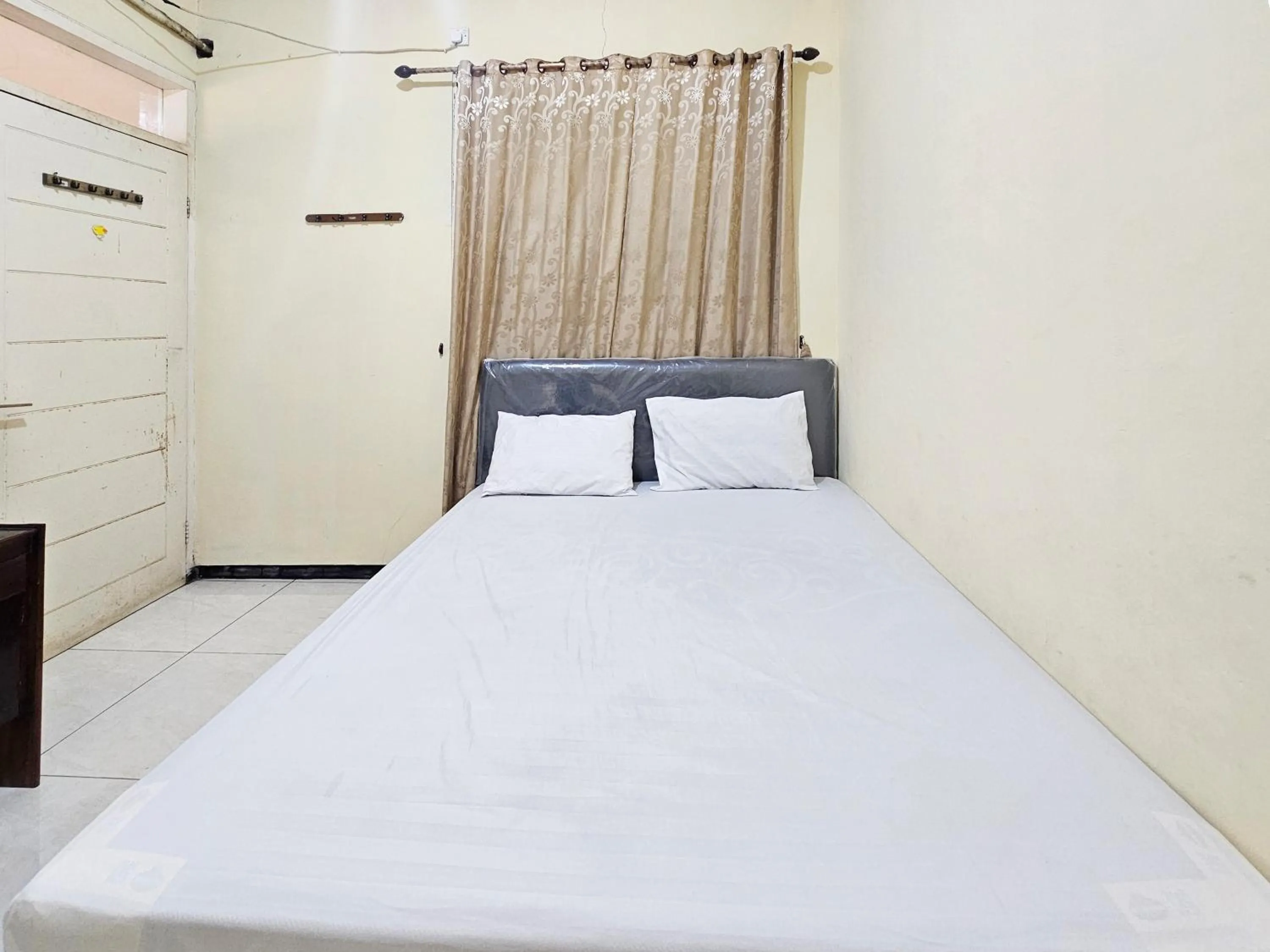 Bedroom, Bed in Hasana Guest House Syariah near Royal Plaza RedPartner