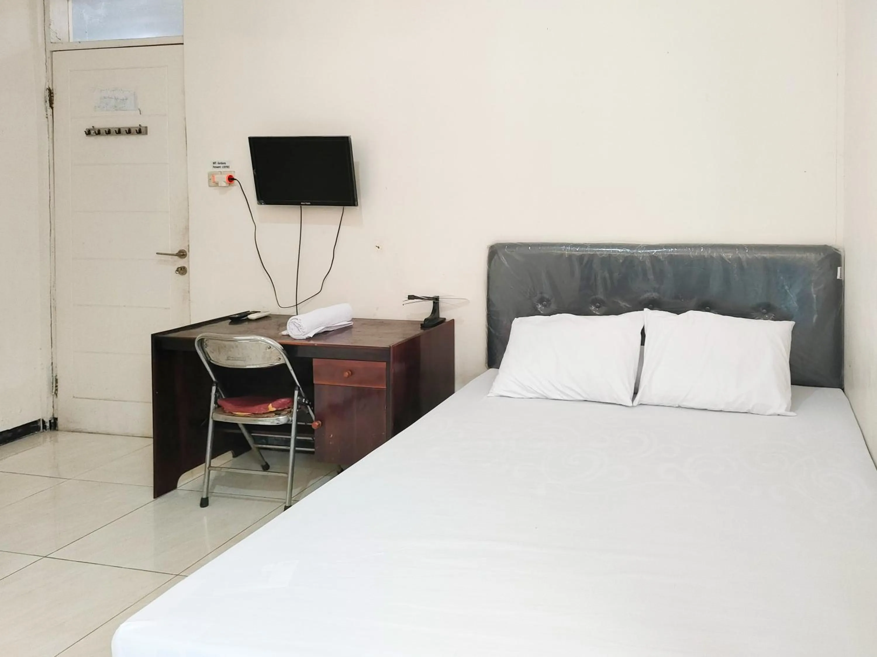 Bedroom, Bed in Hasana Guest House Syariah near Royal Plaza RedPartner