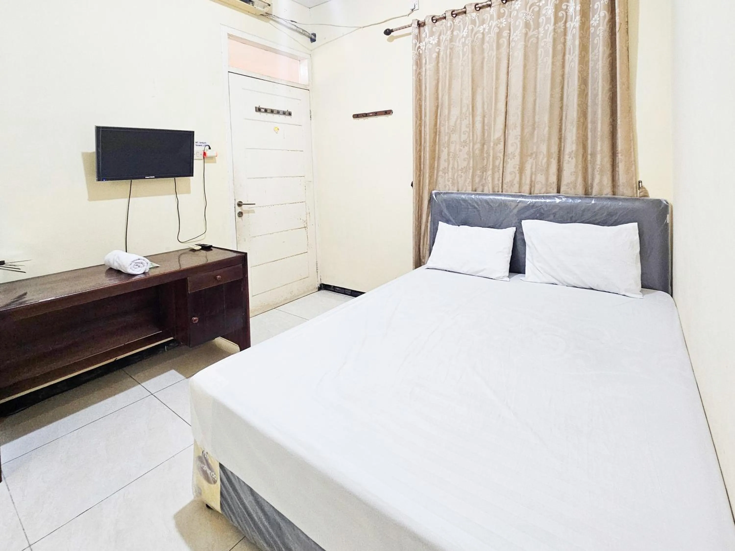 Bedroom, Bed in Hasana Guest House Syariah near Royal Plaza RedPartner