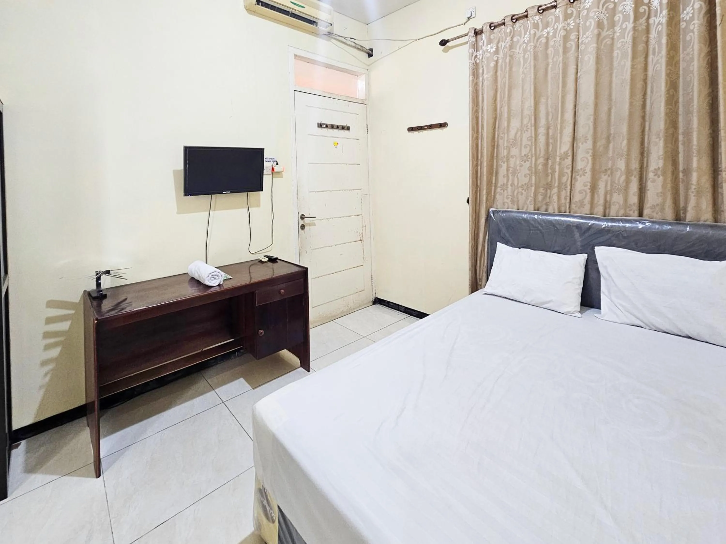 Bedroom, Bed in Hasana Guest House Syariah near Royal Plaza RedPartner