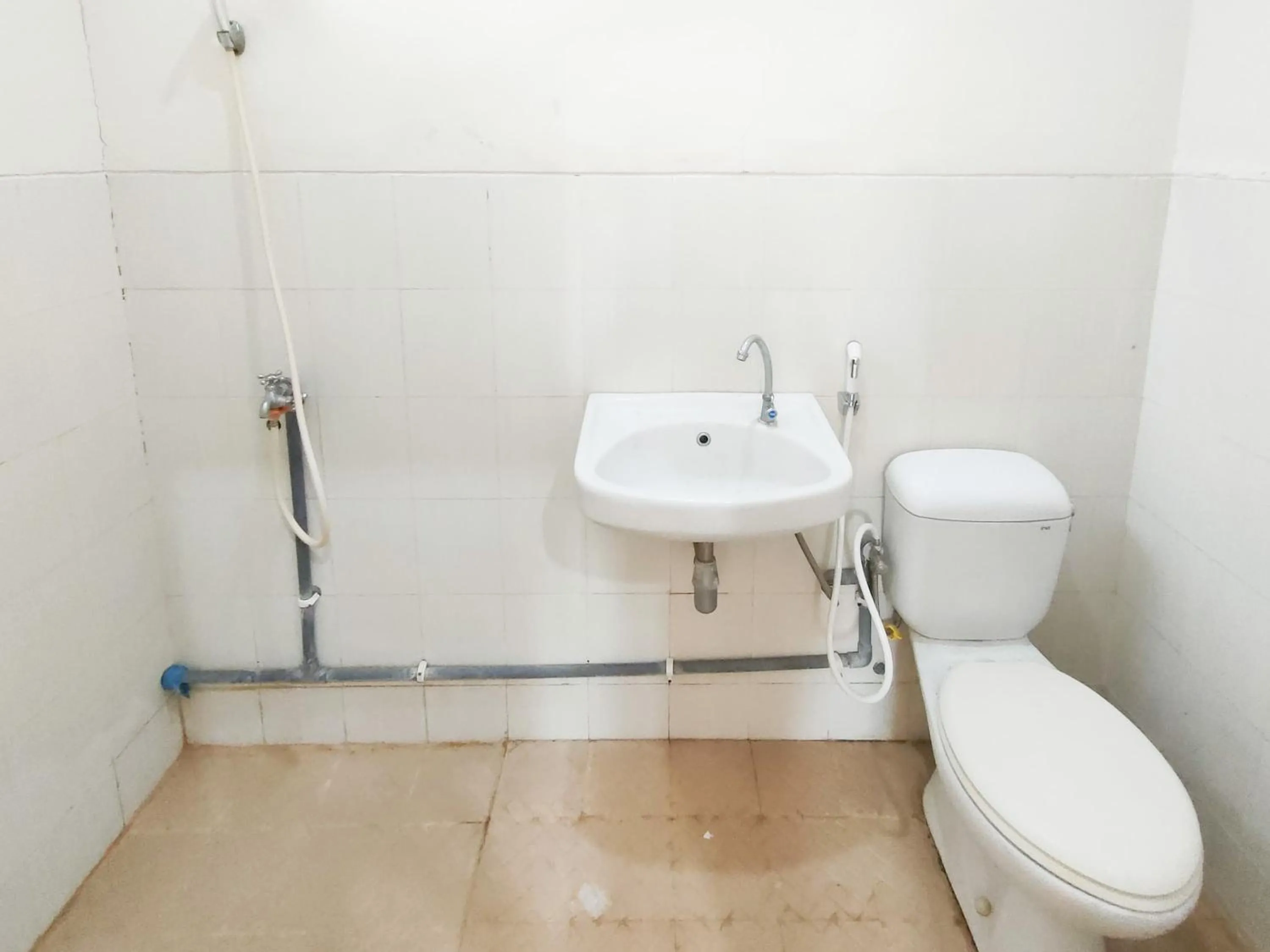 Bathroom in Hasana Guest House Syariah near Royal Plaza RedPartner