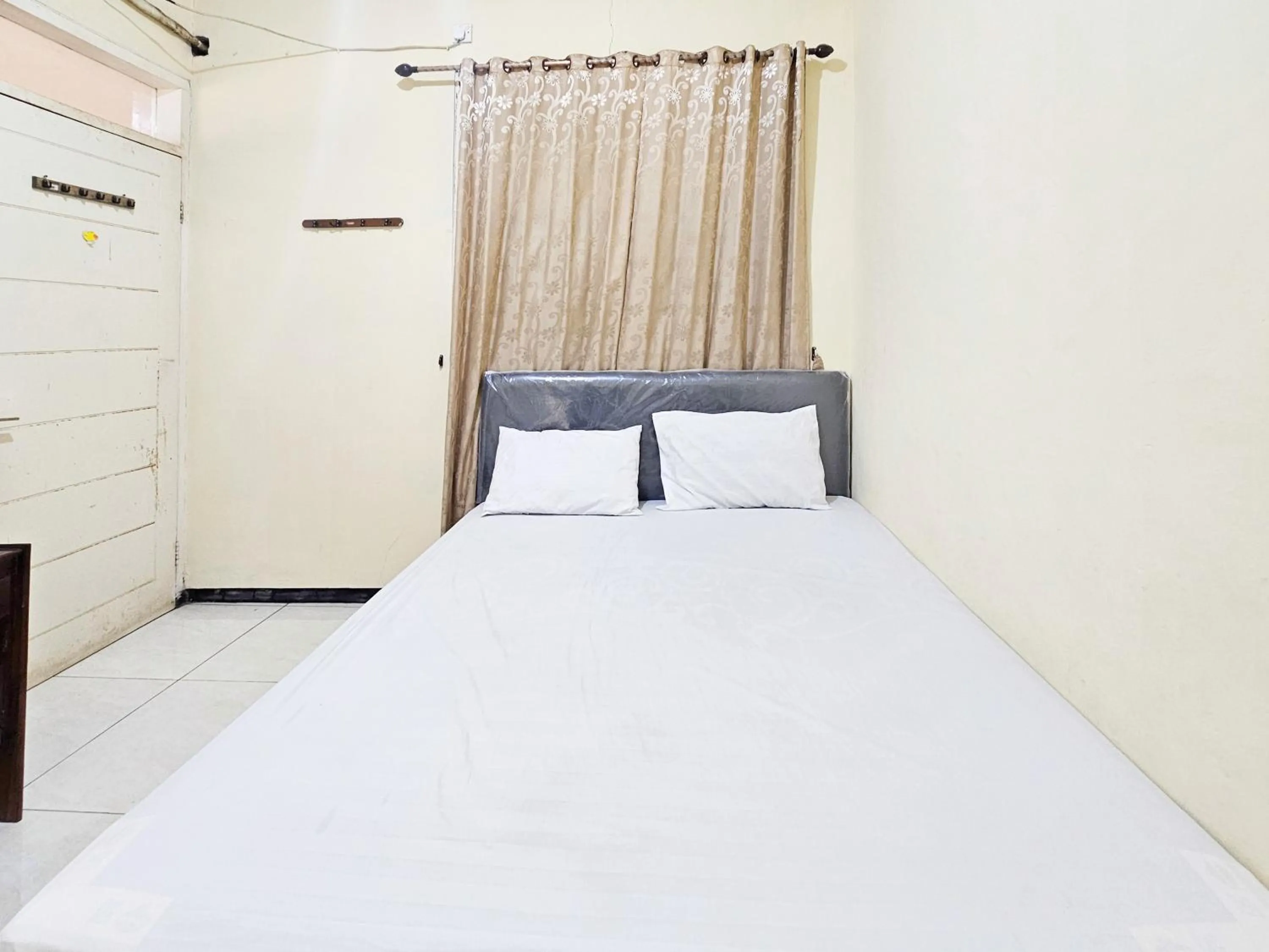 Bedroom, Bed in Hasana Guest House Syariah near Royal Plaza RedPartner