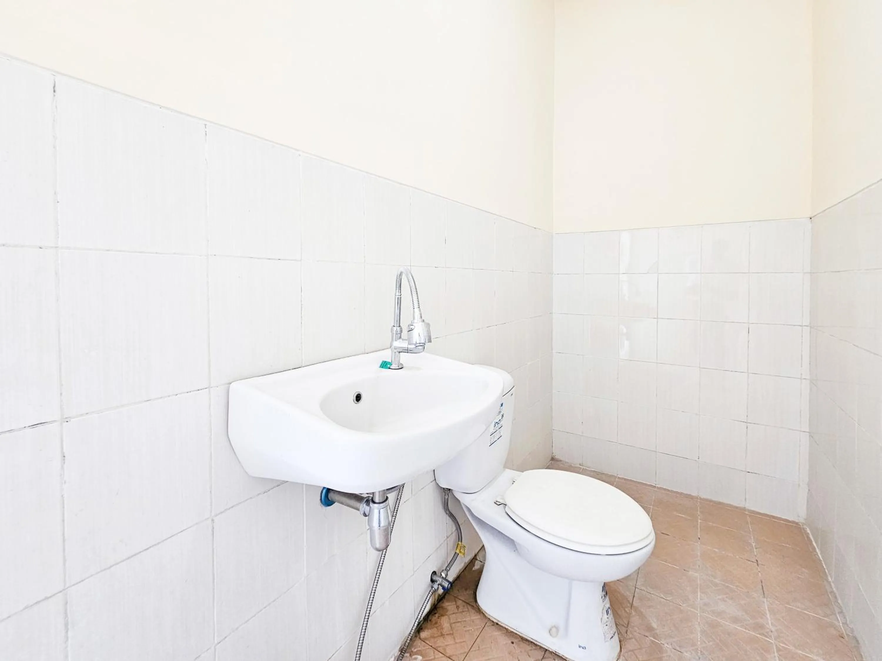 Bathroom in Hasana Guest House Syariah near Royal Plaza RedPartner